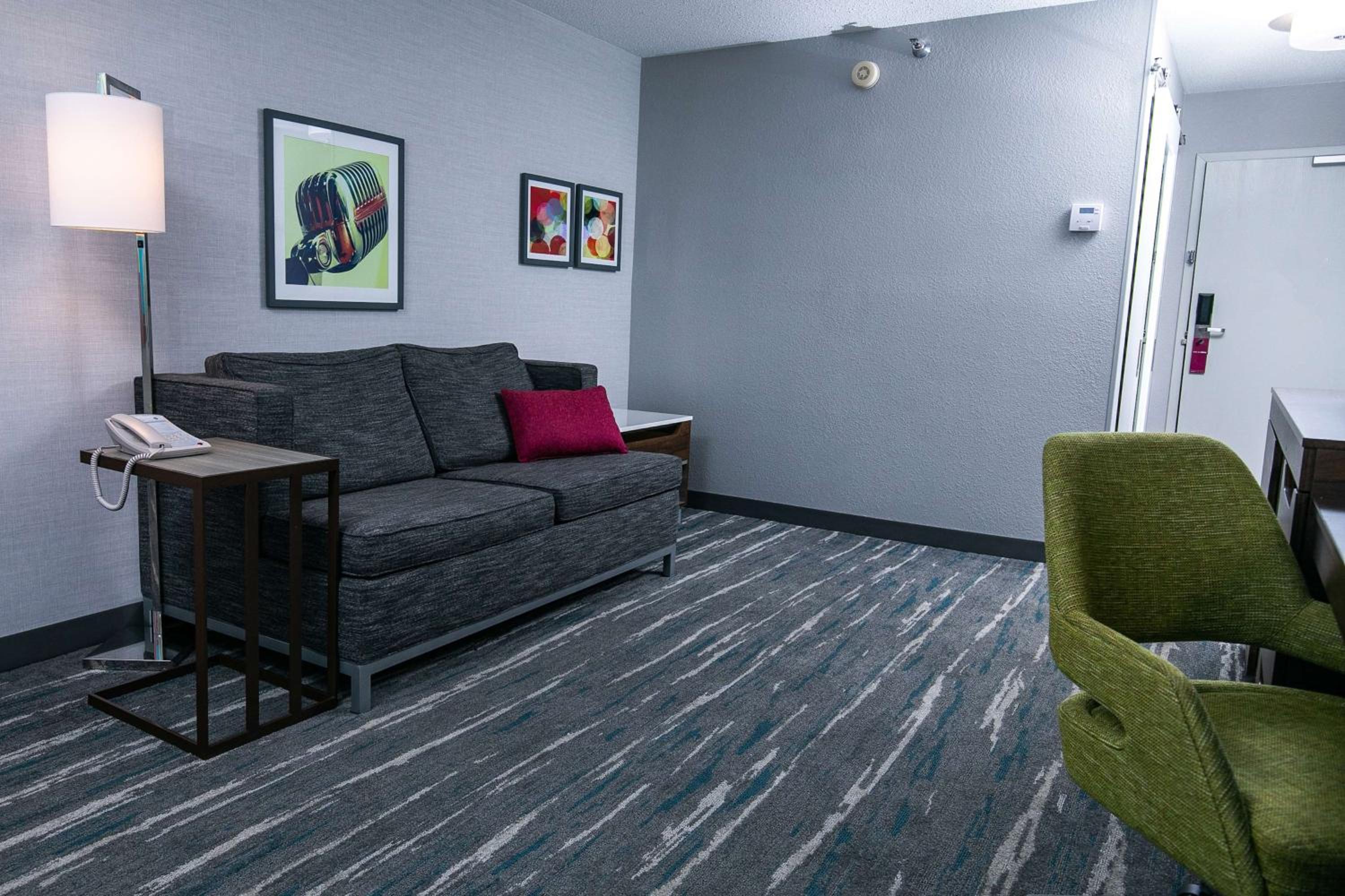 One-Bedroom King Suite with Sofa Bed - Non-Smoking - Photo 4