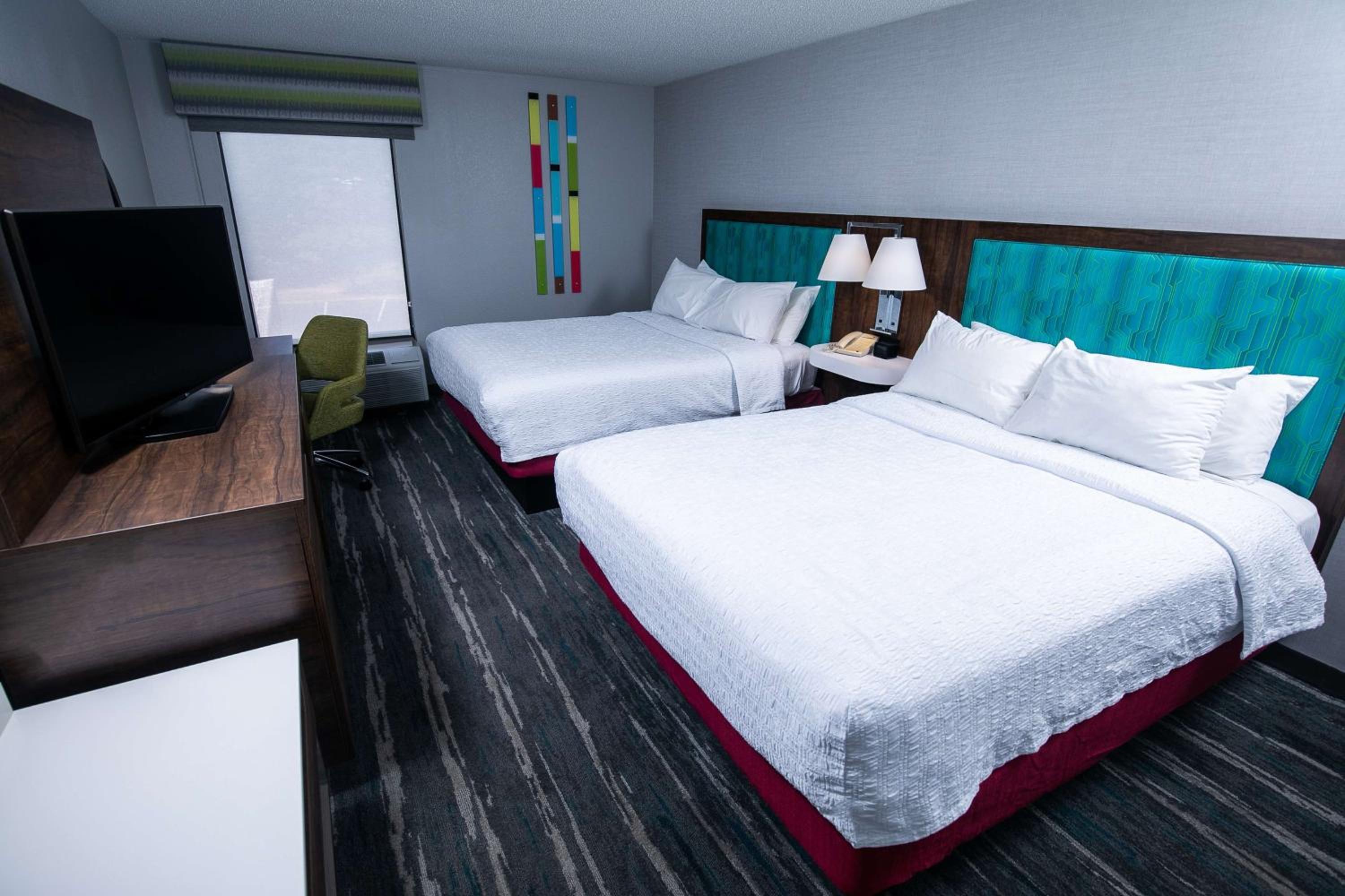 Queen Room with Two Queen Beds - Non-Smoking - Photo 5