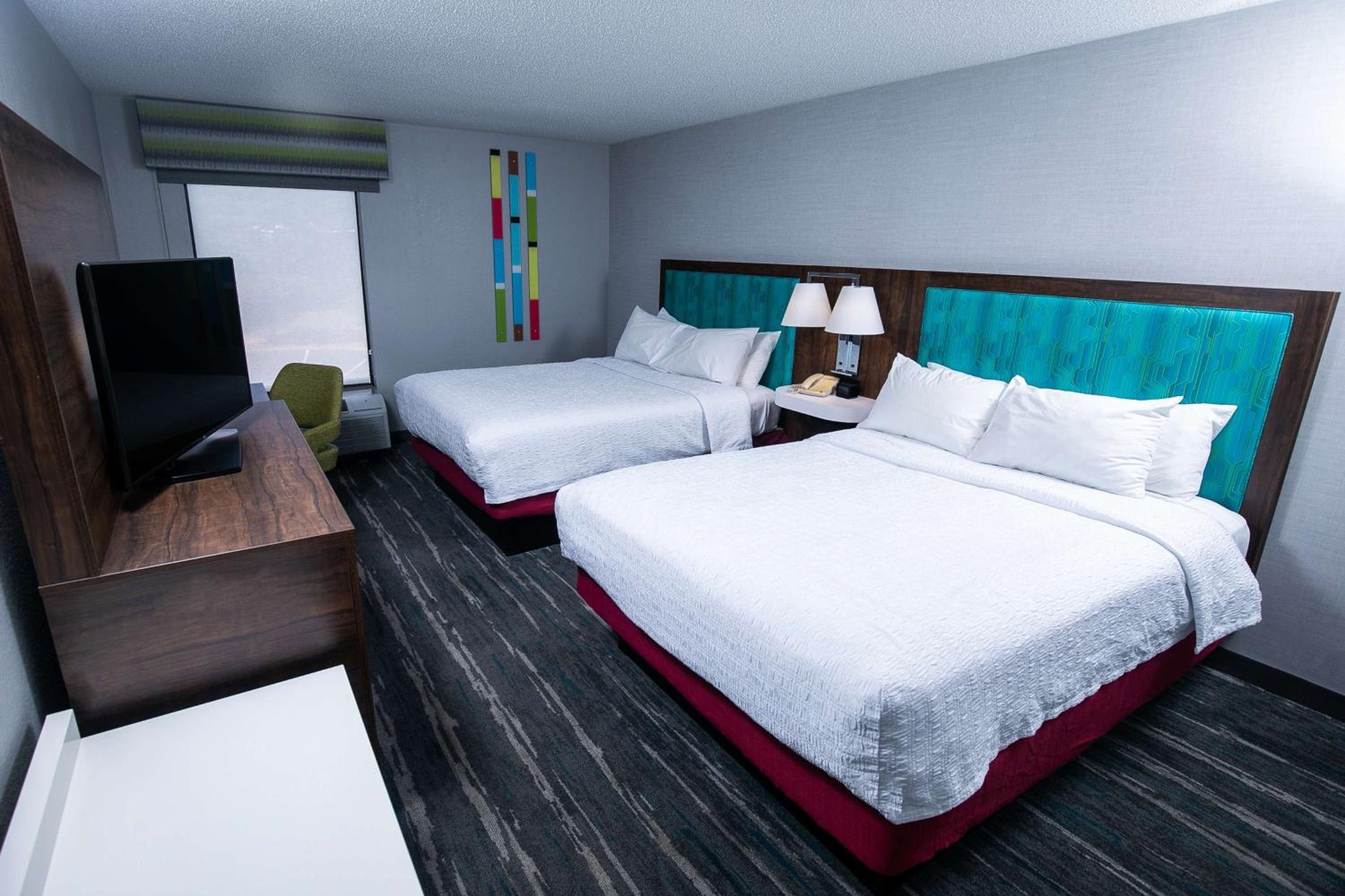 Queen Room with Two Queen Beds - Non-Smoking - Photo 6