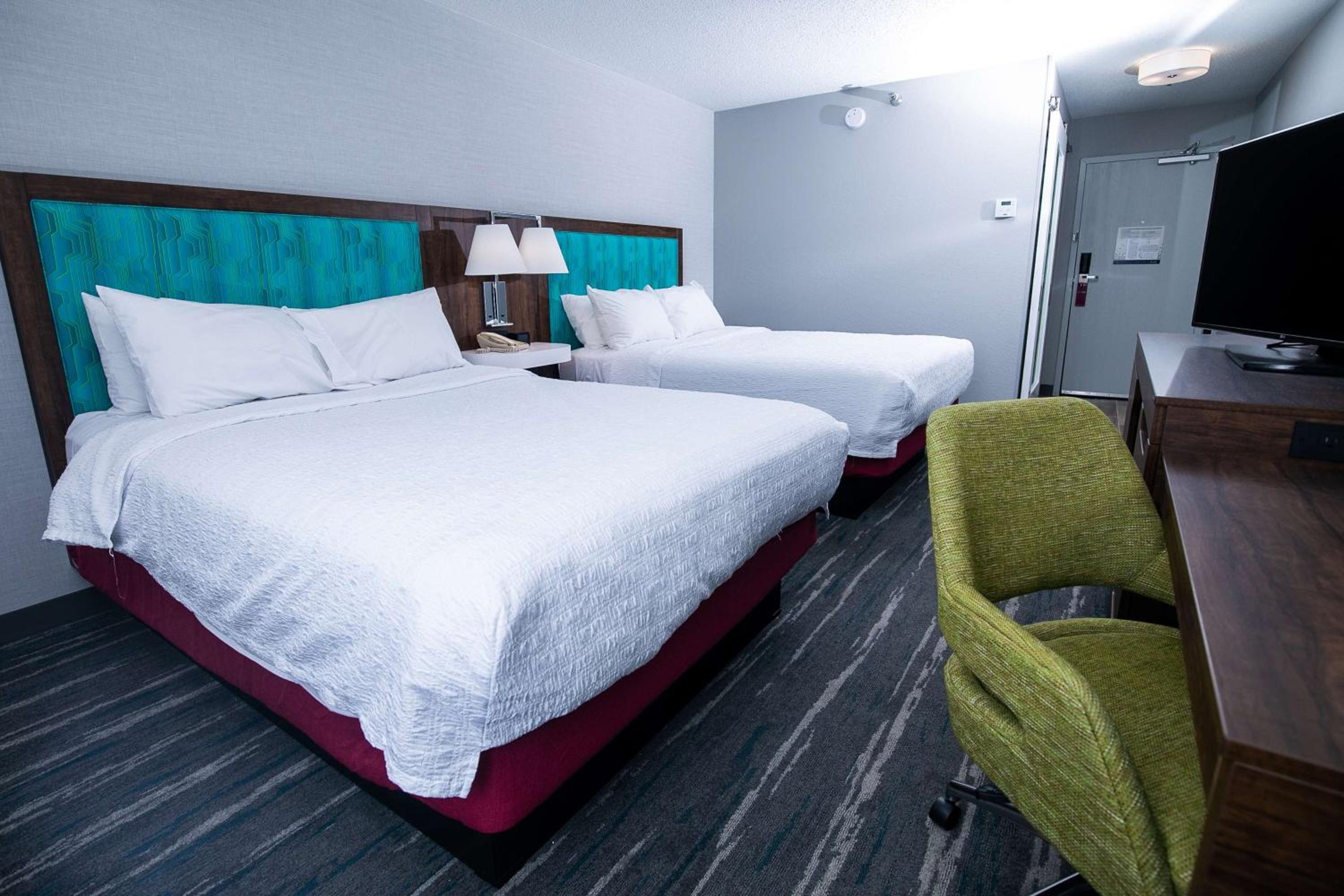 Queen Room with Two Queen Beds - Non-Smoking - Photo 7