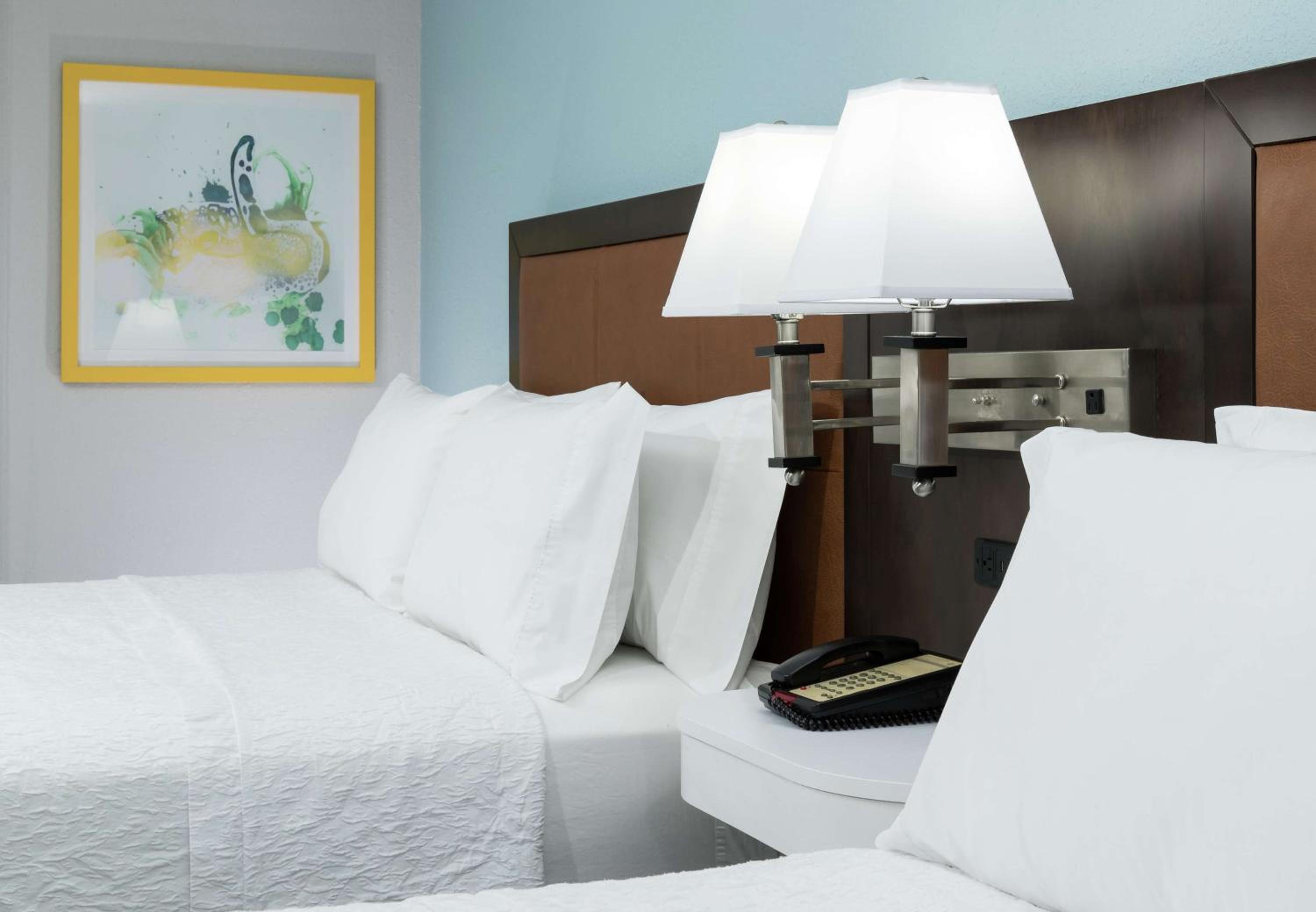 Room with Two Queen Beds - Non-Smoking - Photo 4