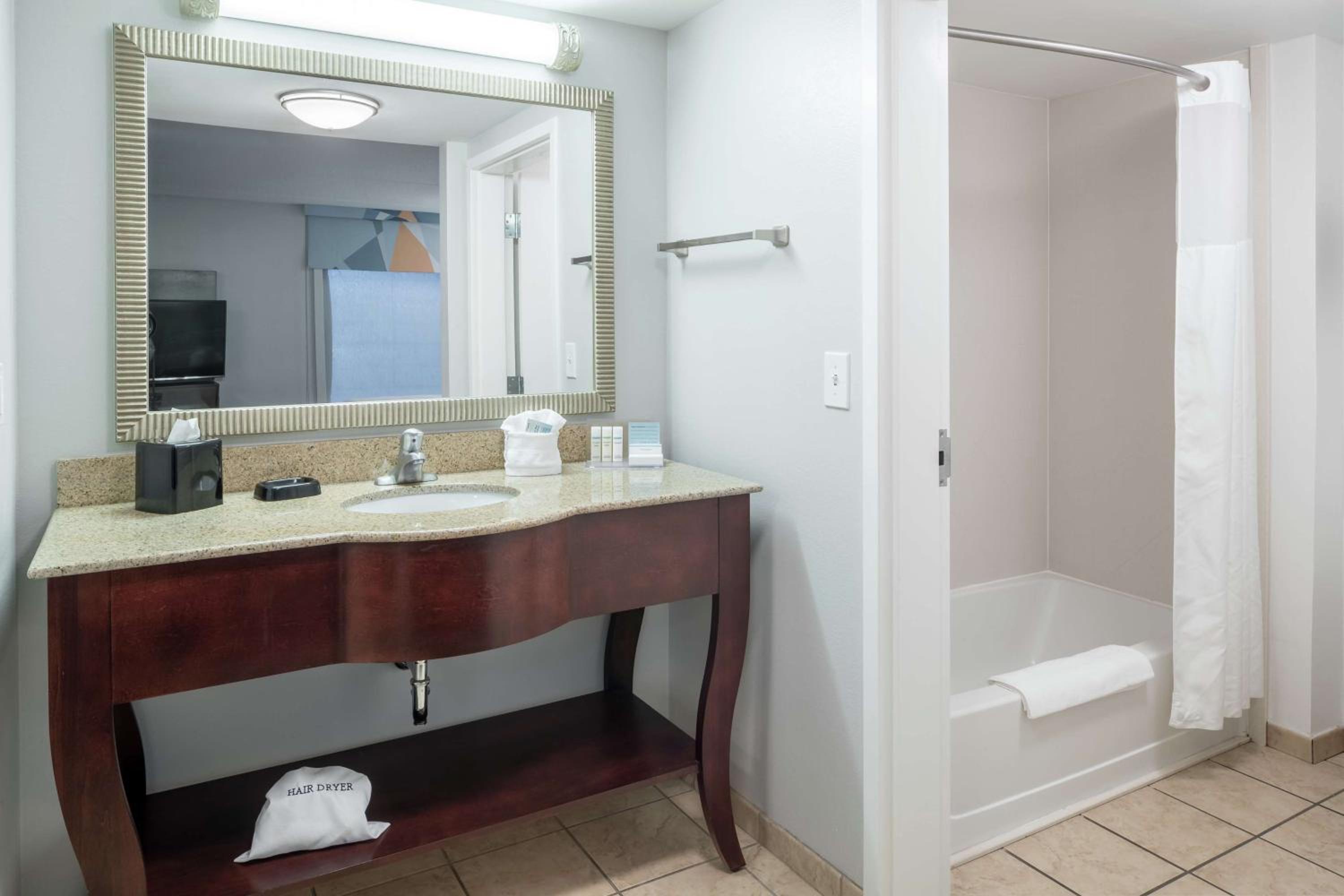 King Studio Suite - Non-Smoking - Photo 2