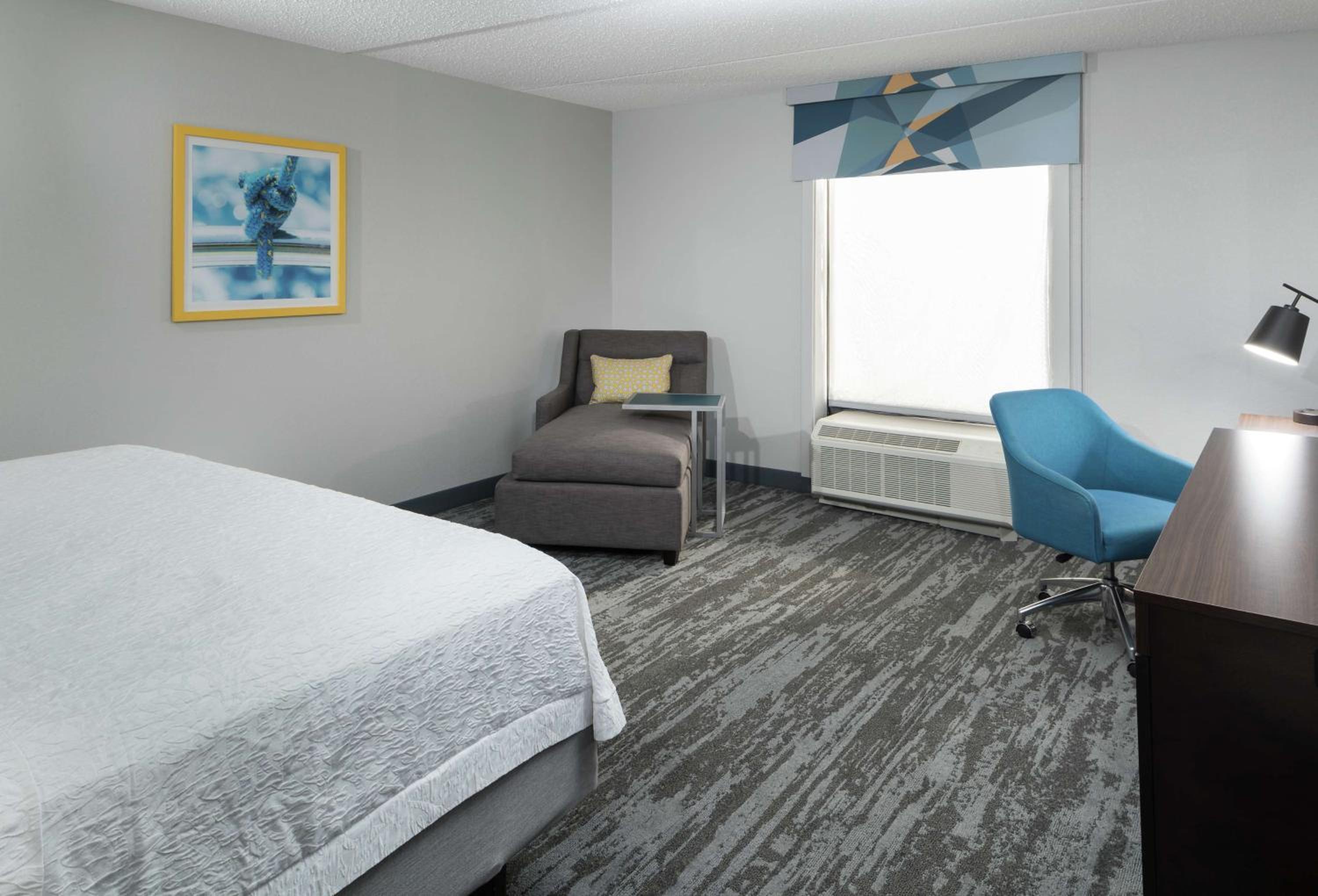 King Room with King Bed - Non-Smoking - Photo 2