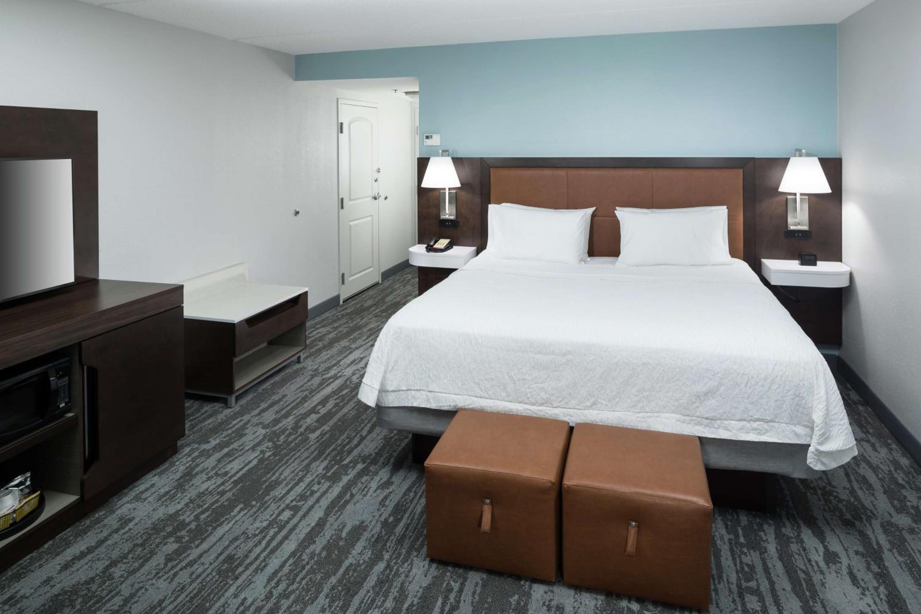 King Room with King Bed - Non-Smoking - Photo 1