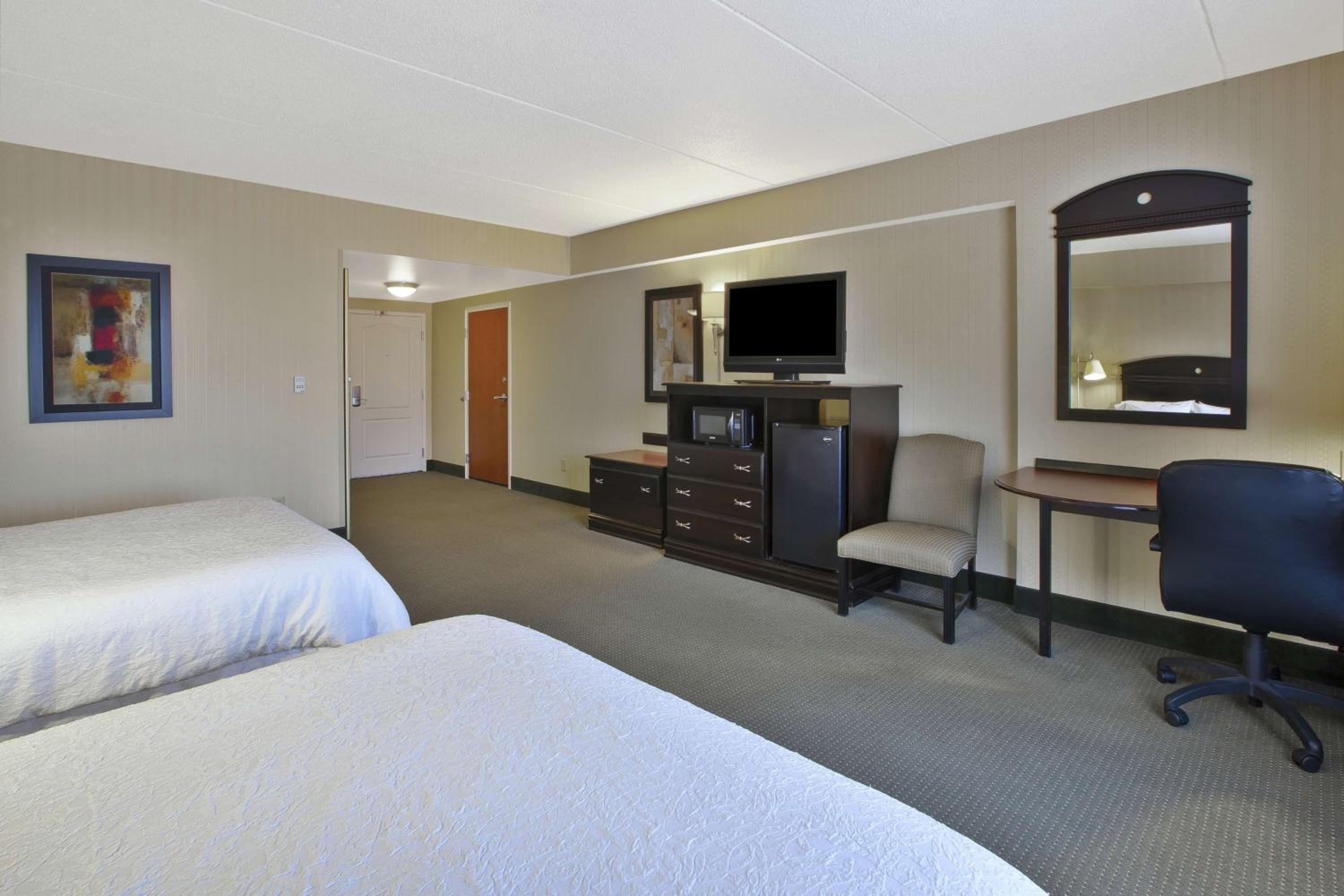 Room with Two Queen Beds - Non-Smoking - Photo 4