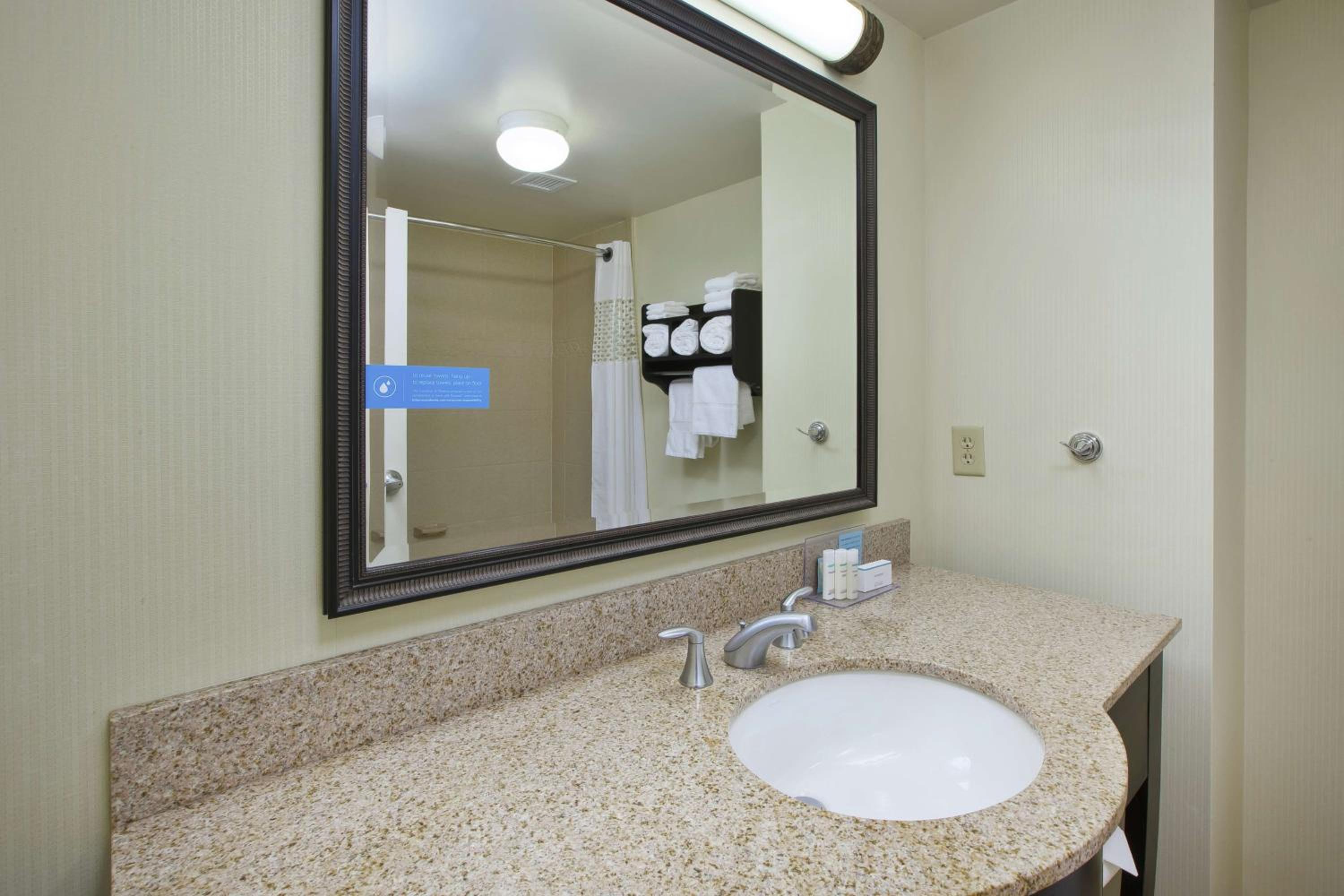 Room with Two Queen Beds - Non-Smoking - Photo 8