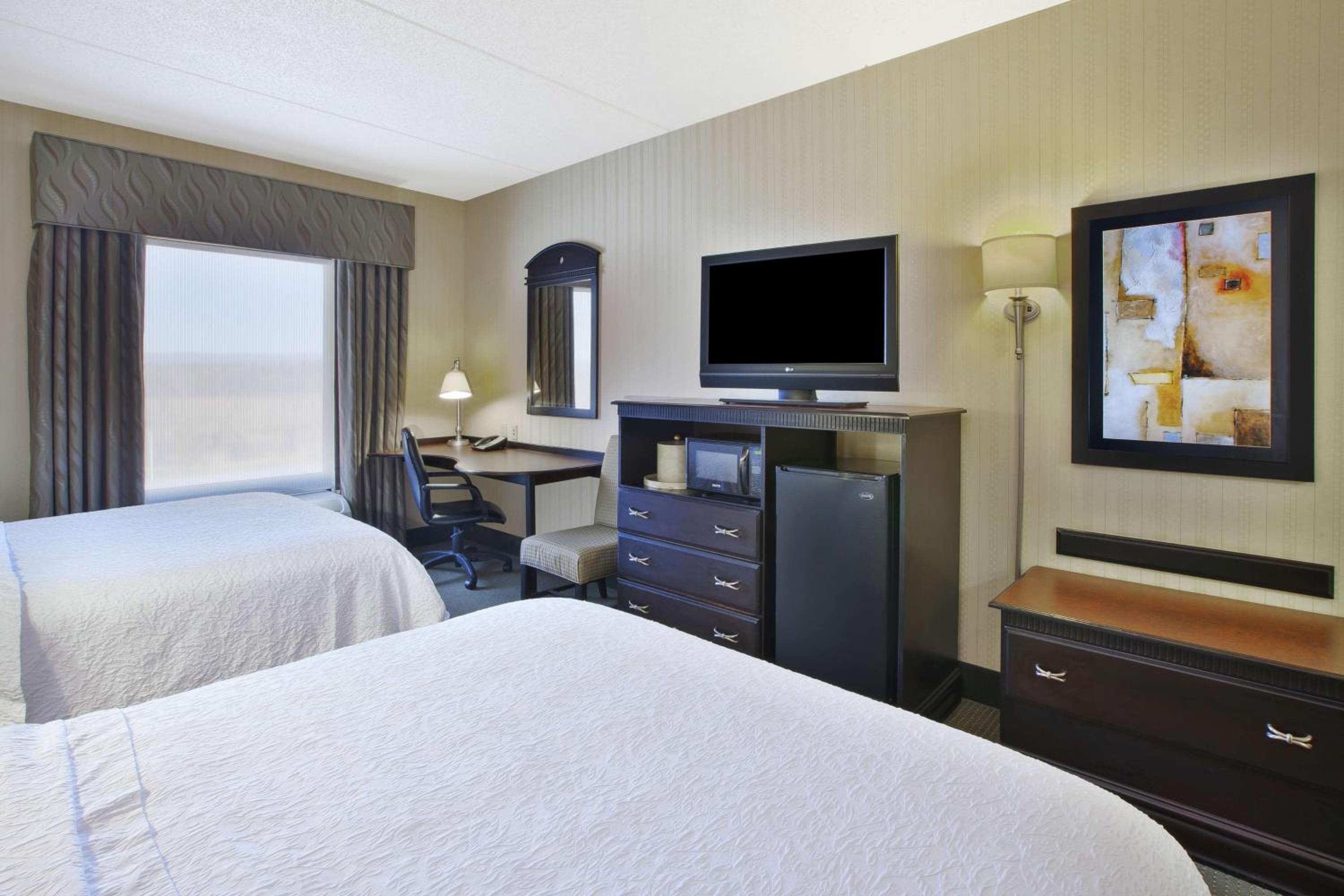 Queen Room with Two Queen Beds - Hearing Access/Non-Smoking - Photo 9