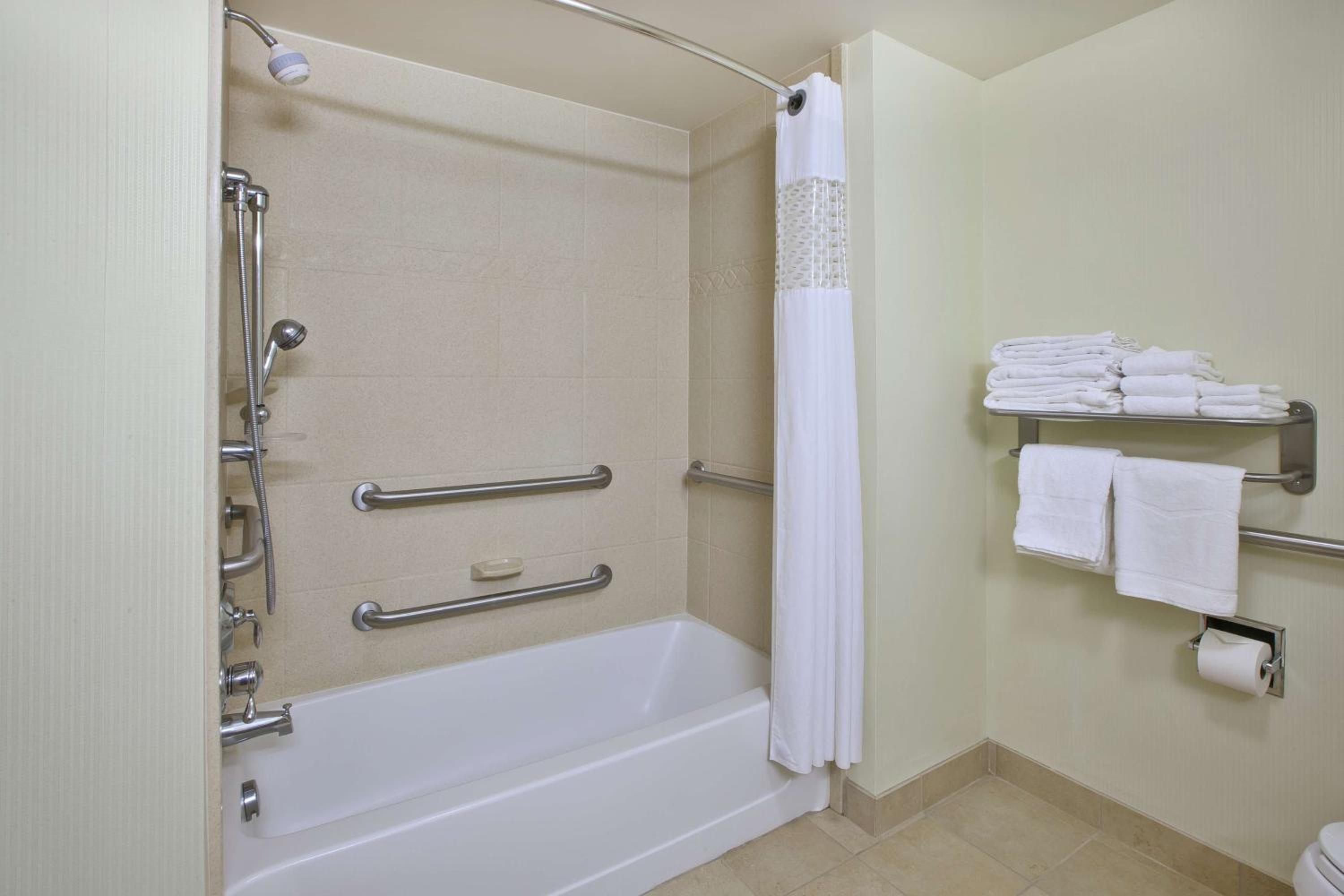 Queen Room with Two Queen Beds - Hearing Access/Non-Smoking - Photo 7