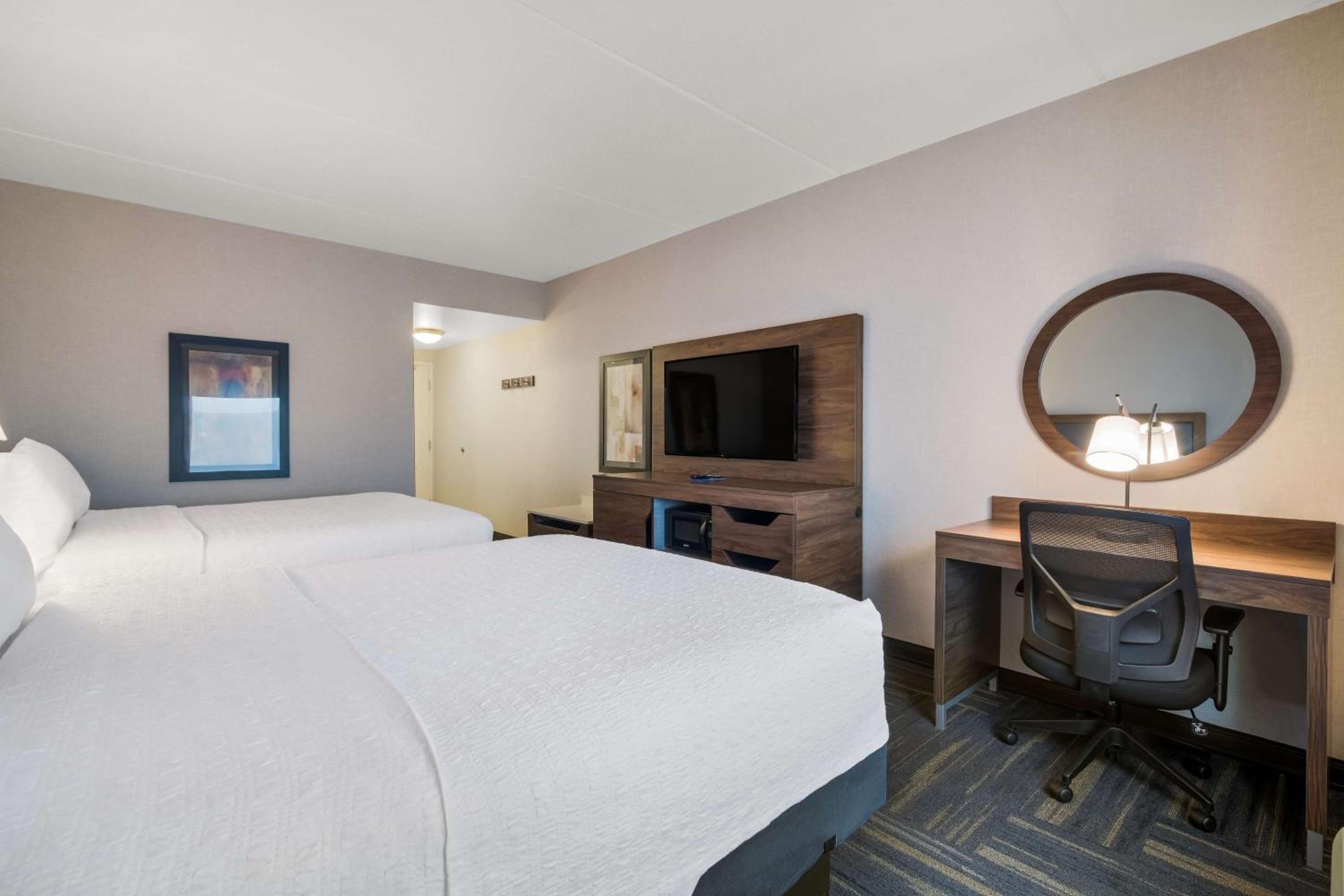 Room with Two Queen Beds - Non-Smoking - Photo 3