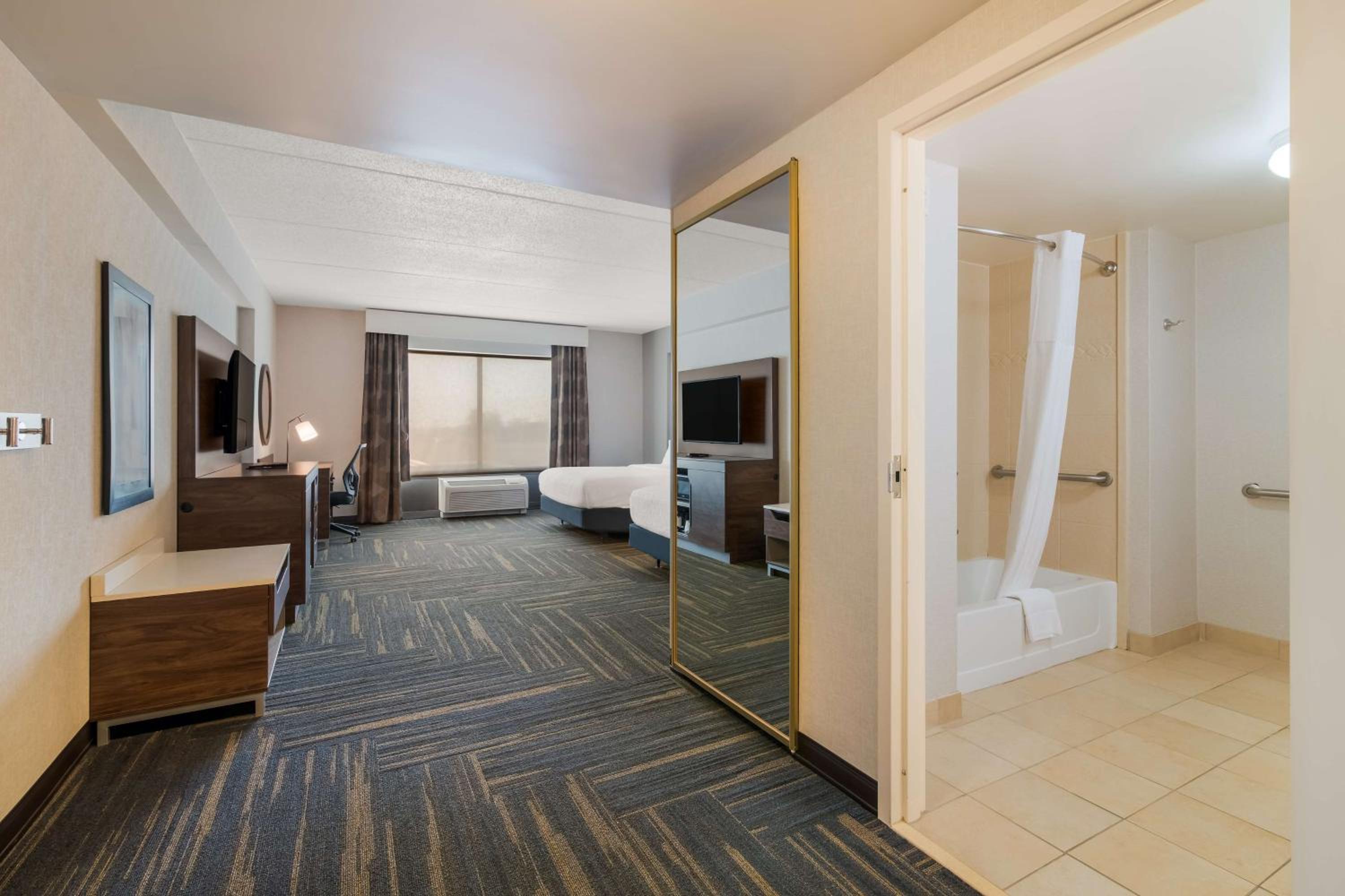 Queen Room with Two Queen Beds - Mobility and Hearing Access/Non-Smoking - Photo 5