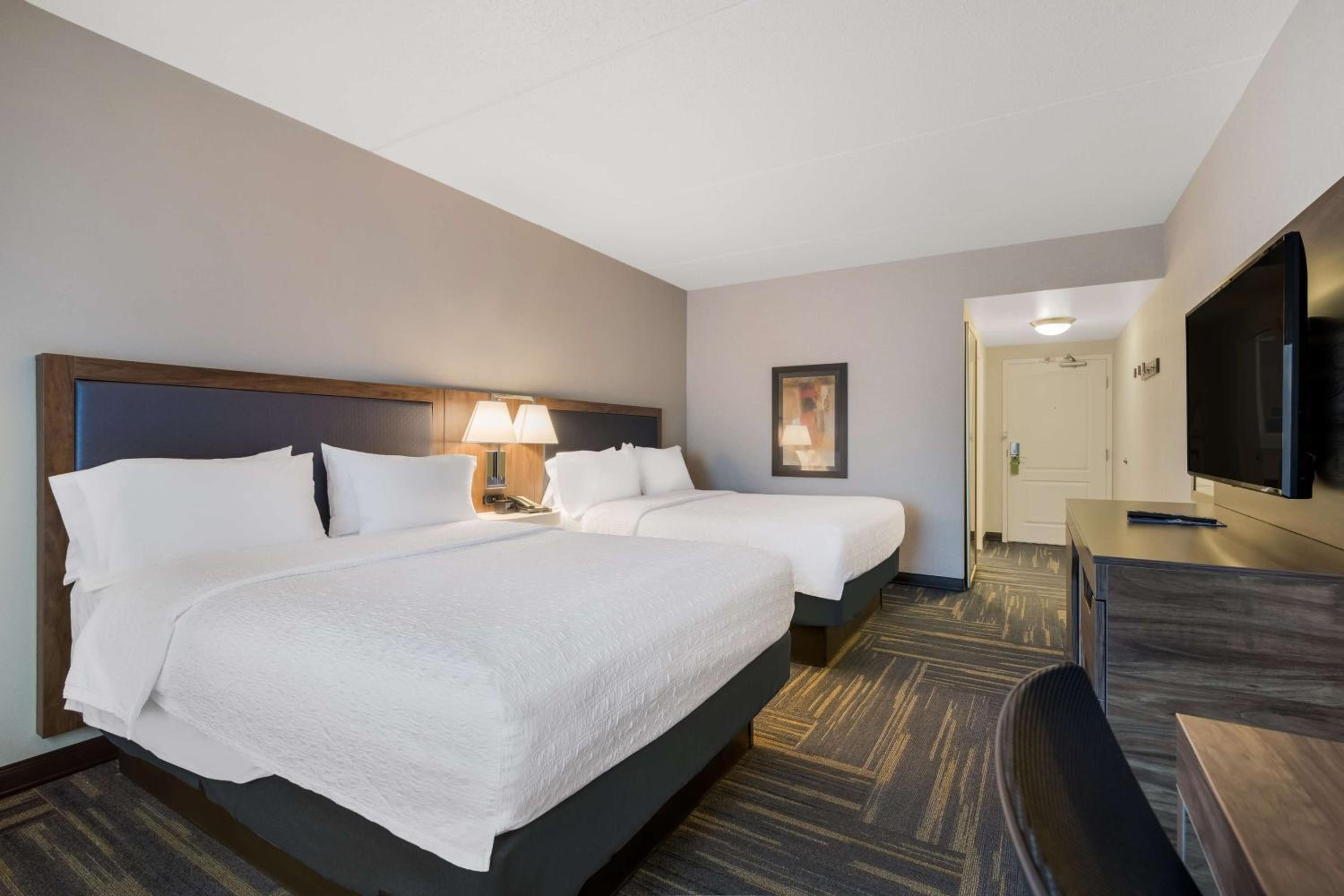 Room with Two Queen Beds - Non-Smoking - Photo 6