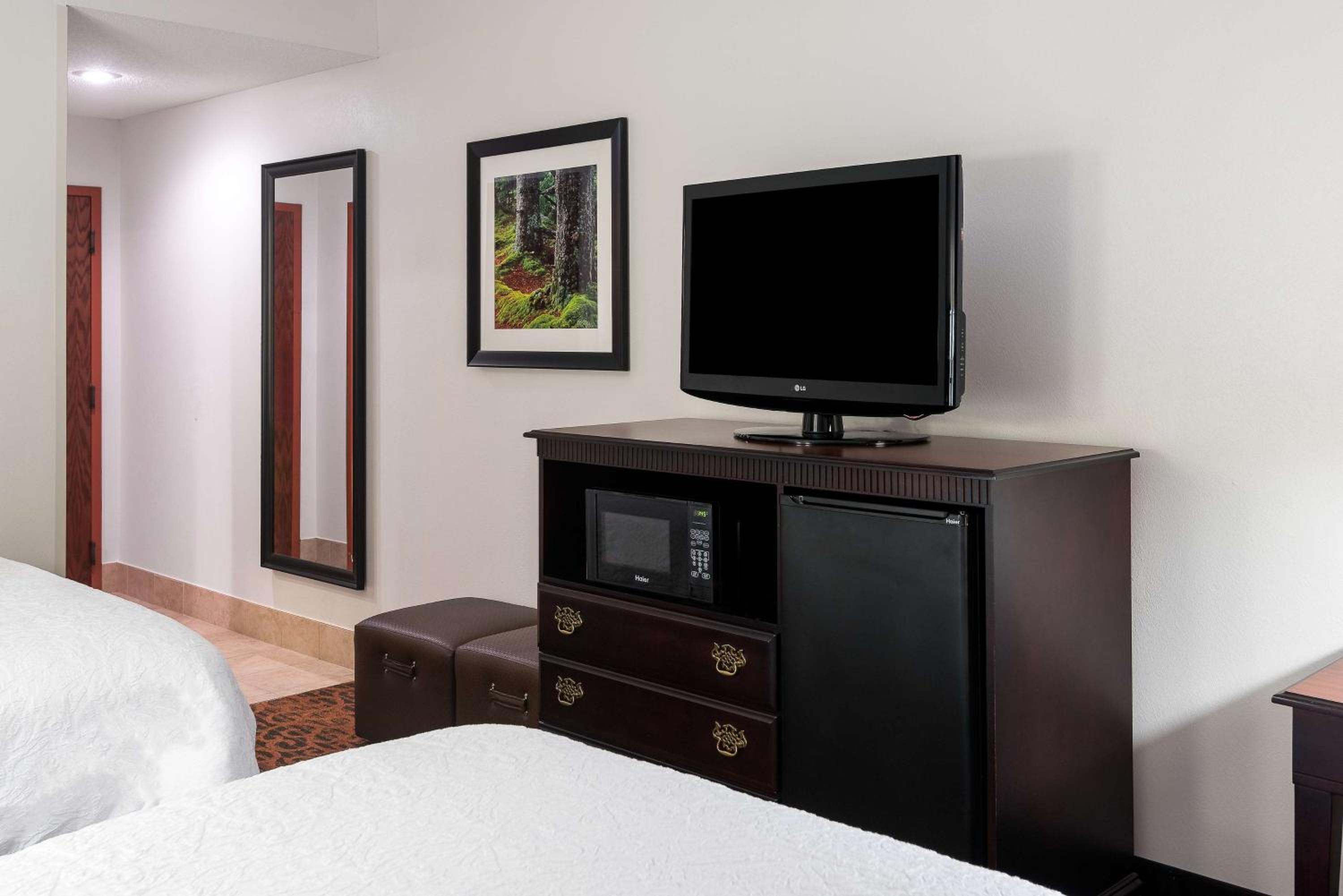 Room with Two Queen Beds - Non-Smoking - Photo 2