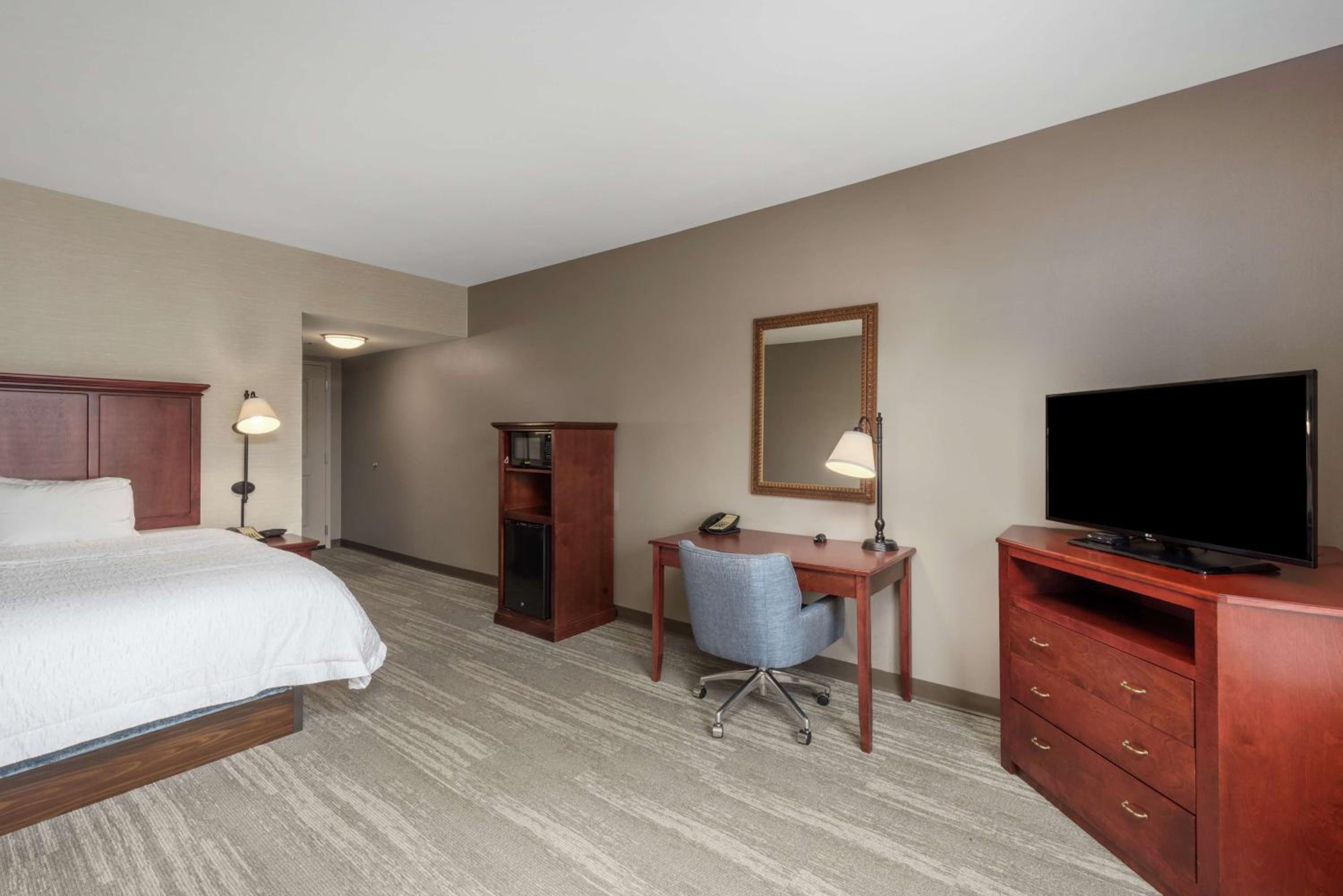 King Room with Sofa Bed - Non-Smoking - Photo 1
