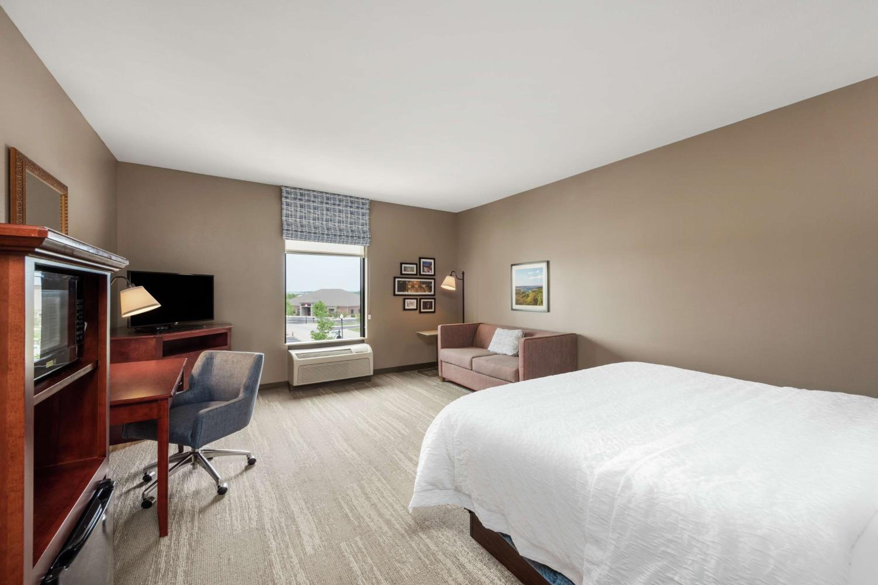 King Room with Sofa Bed - Non-Smoking - Photo 2