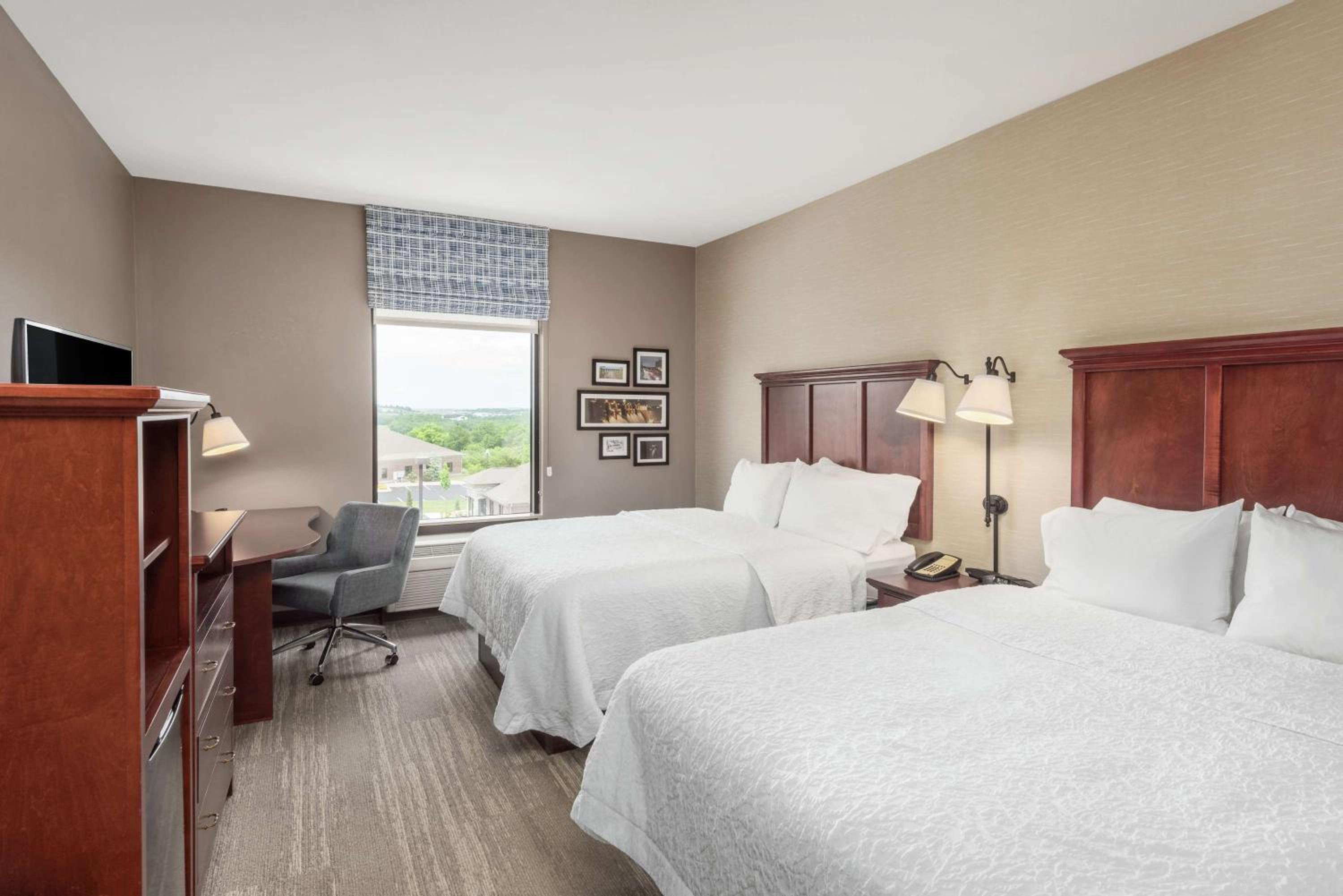 Queen Room with Two Queen Beds - Non-Smoking - Photo 3