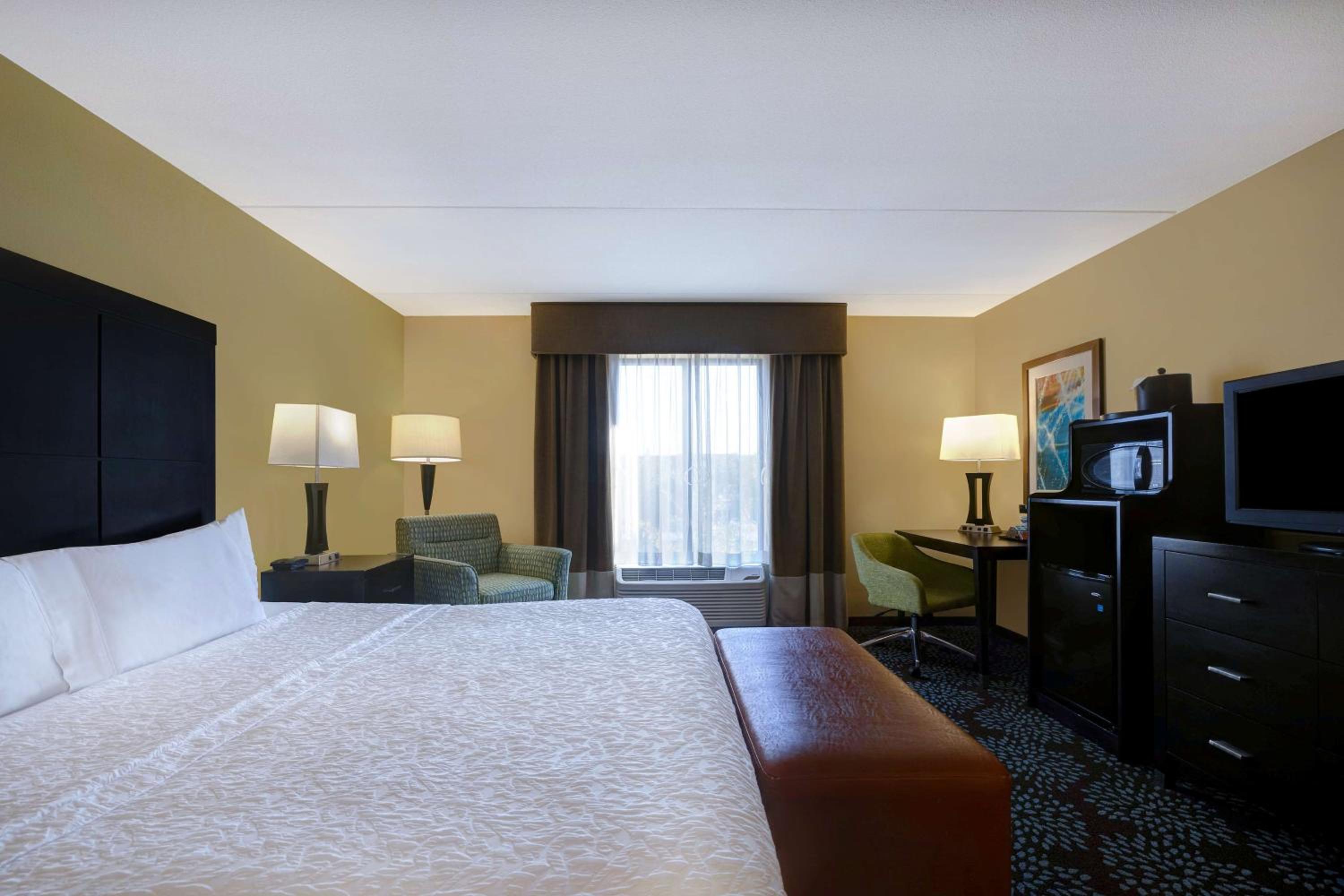 King Room with Accessible Tub - Mobility and Hearing Access/Non-Smoking