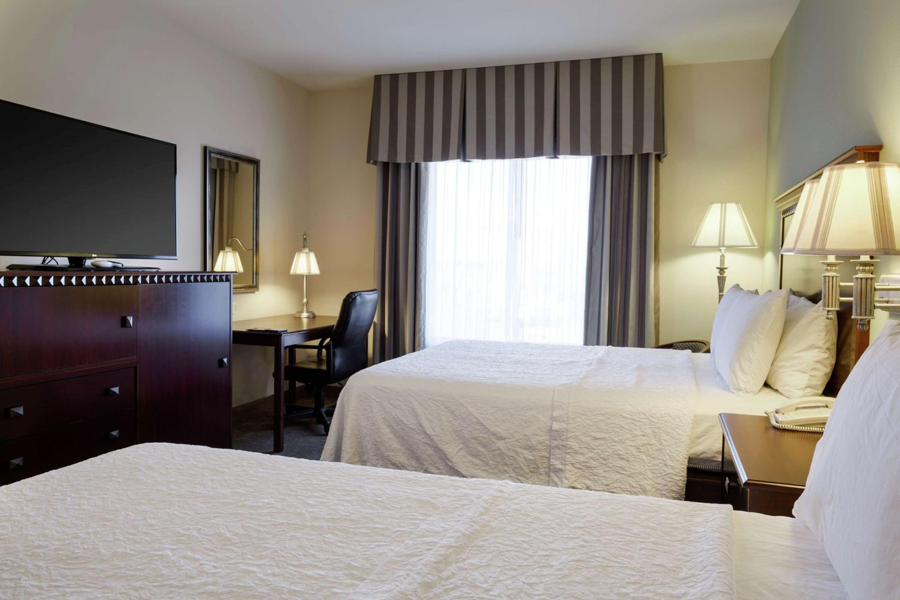Room with Two Queen Beds - Non-Smoking - Photo 2