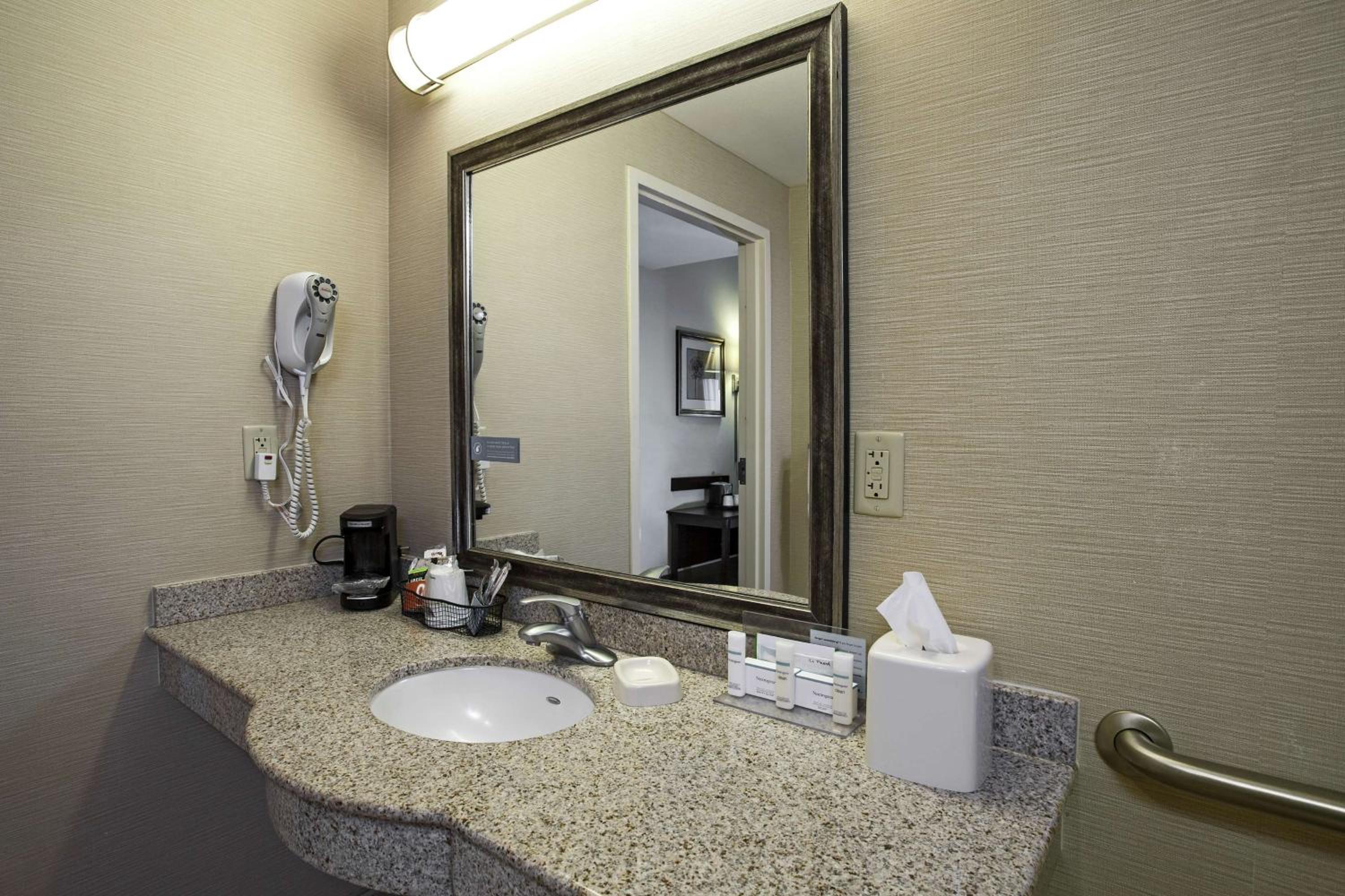 King Room with Accessible Tub - Mobility and Hearing Access/Non-Smoking - Photo 2