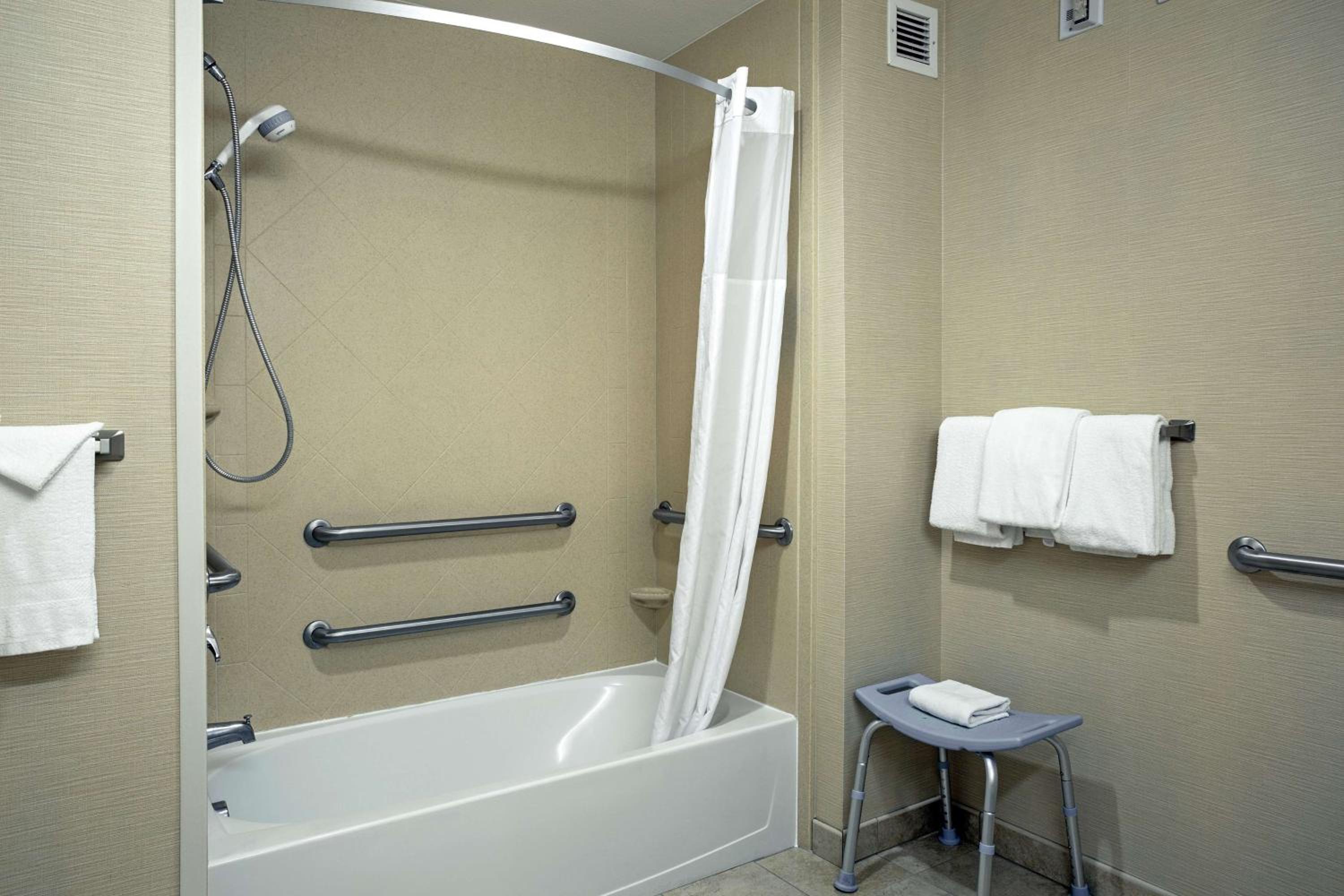 King Room with Accessible Tub - Mobility and Hearing Access/Non-Smoking - Photo 5