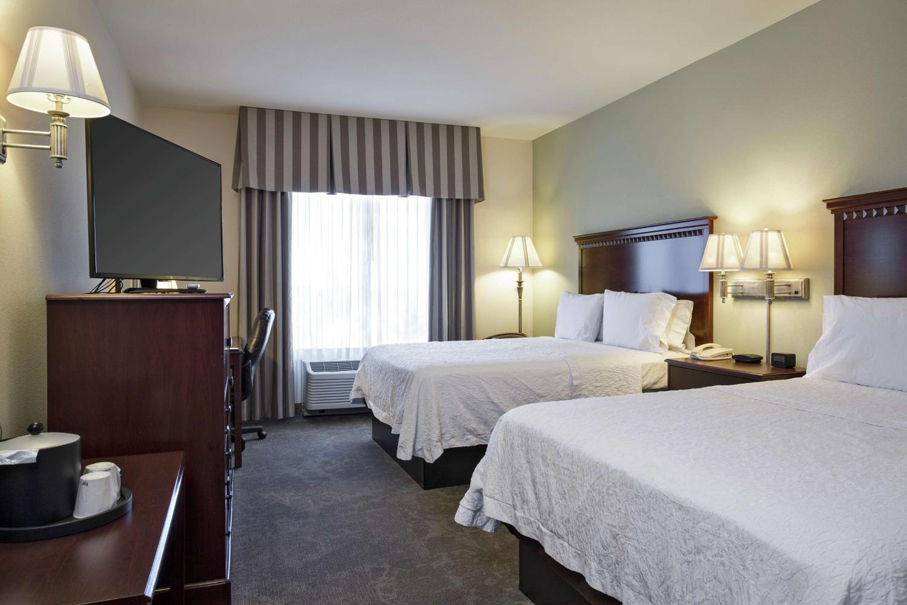 Room with Two Queen Beds - Non-Smoking - Photo 4