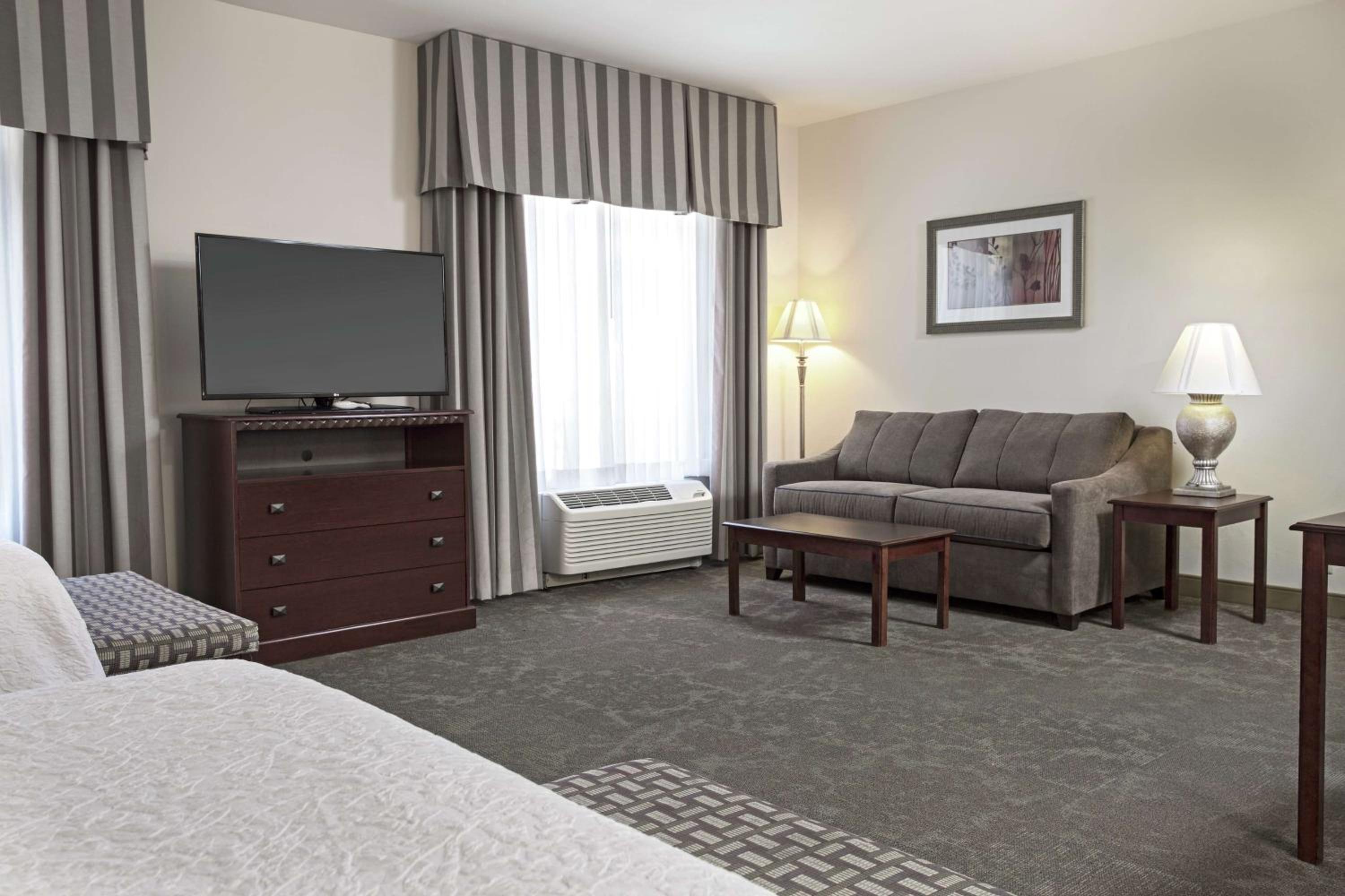 Queen Studio Suite with Two Queen Beds and Sofa Bed - Non-Smoking - Photo 7