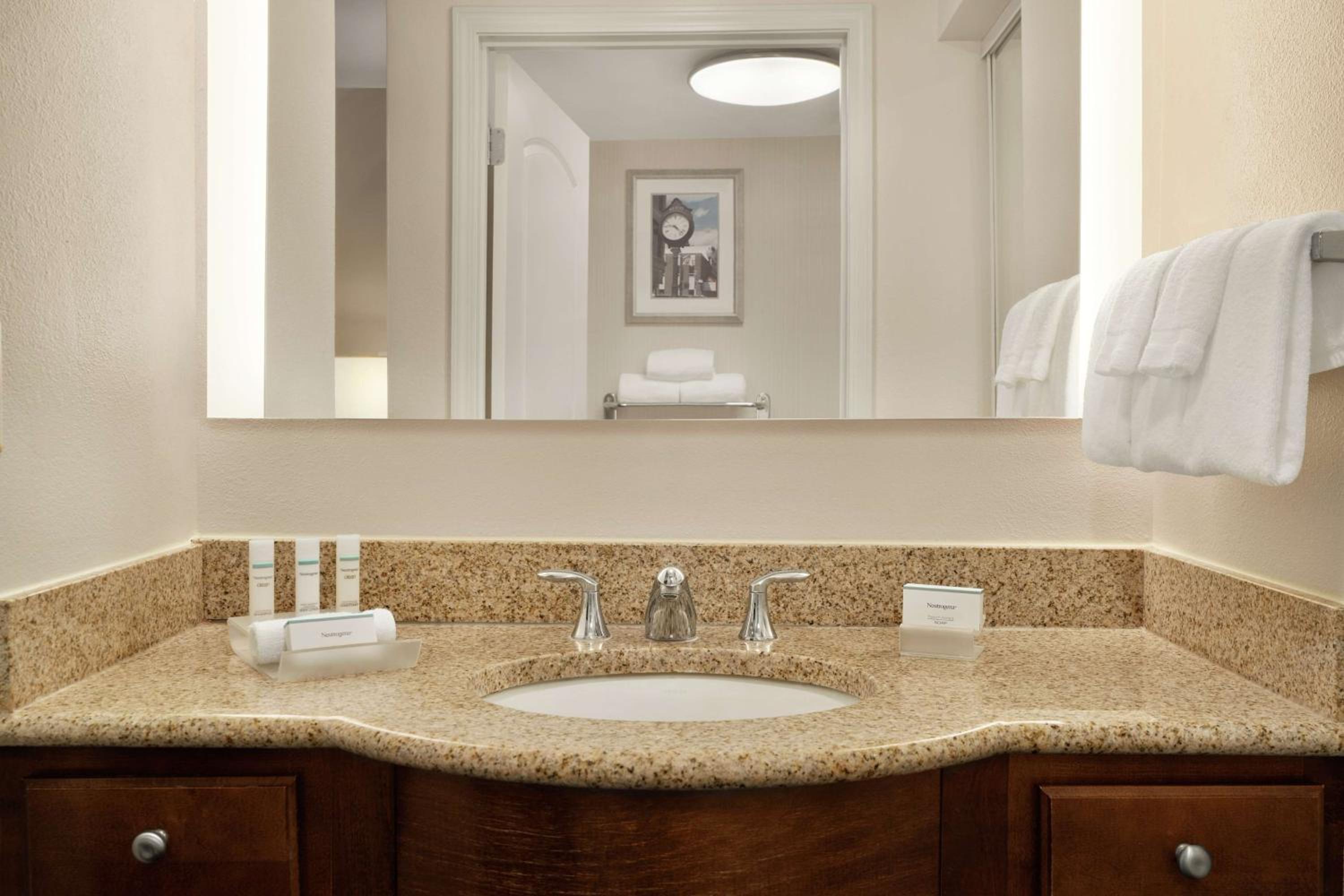 One-Bedroom King Suite - Non-Smoking photo 2