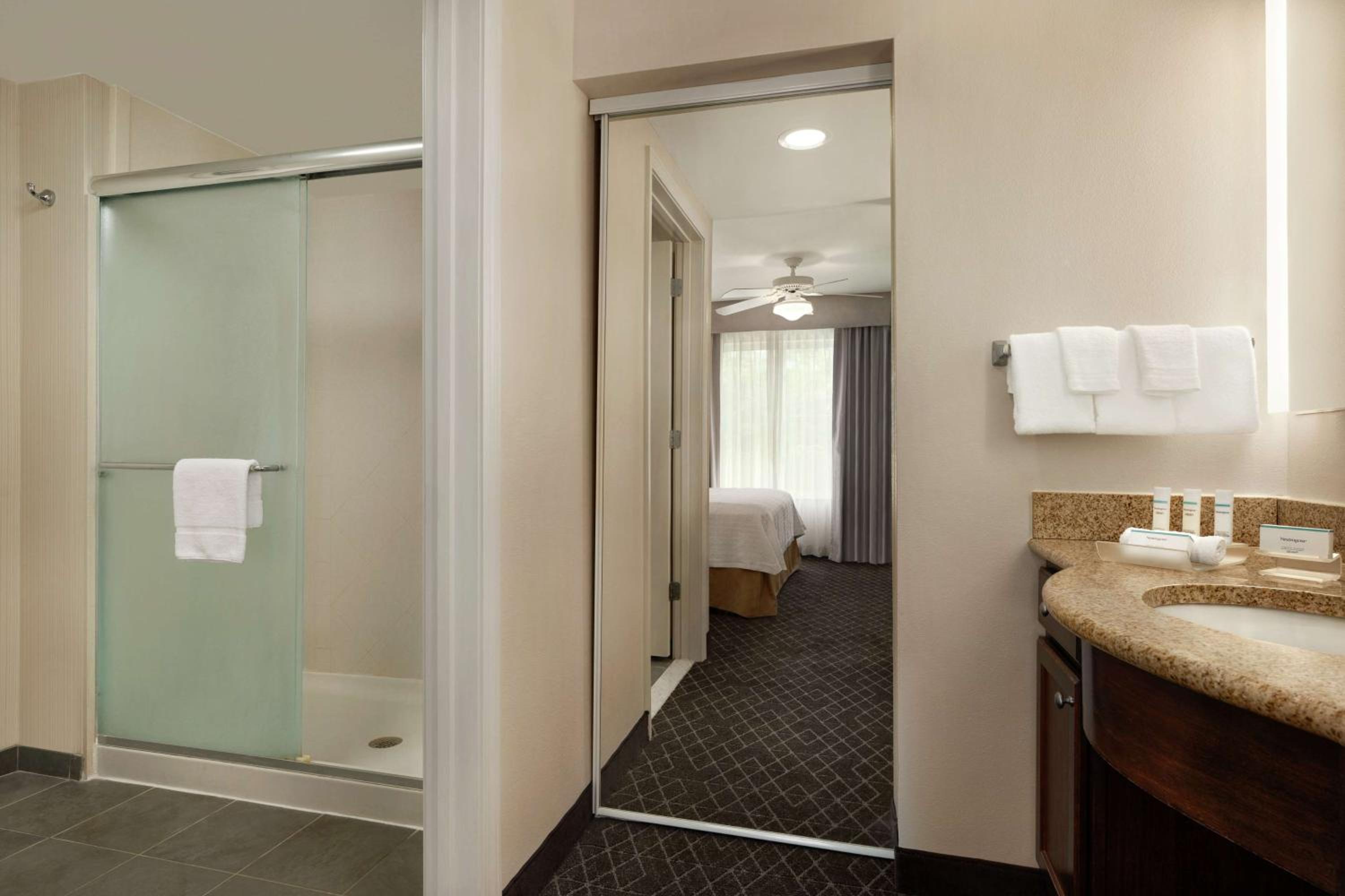 Two Bedroom Suite with One King and Two Queen Beds - Non-Smoking photo 2