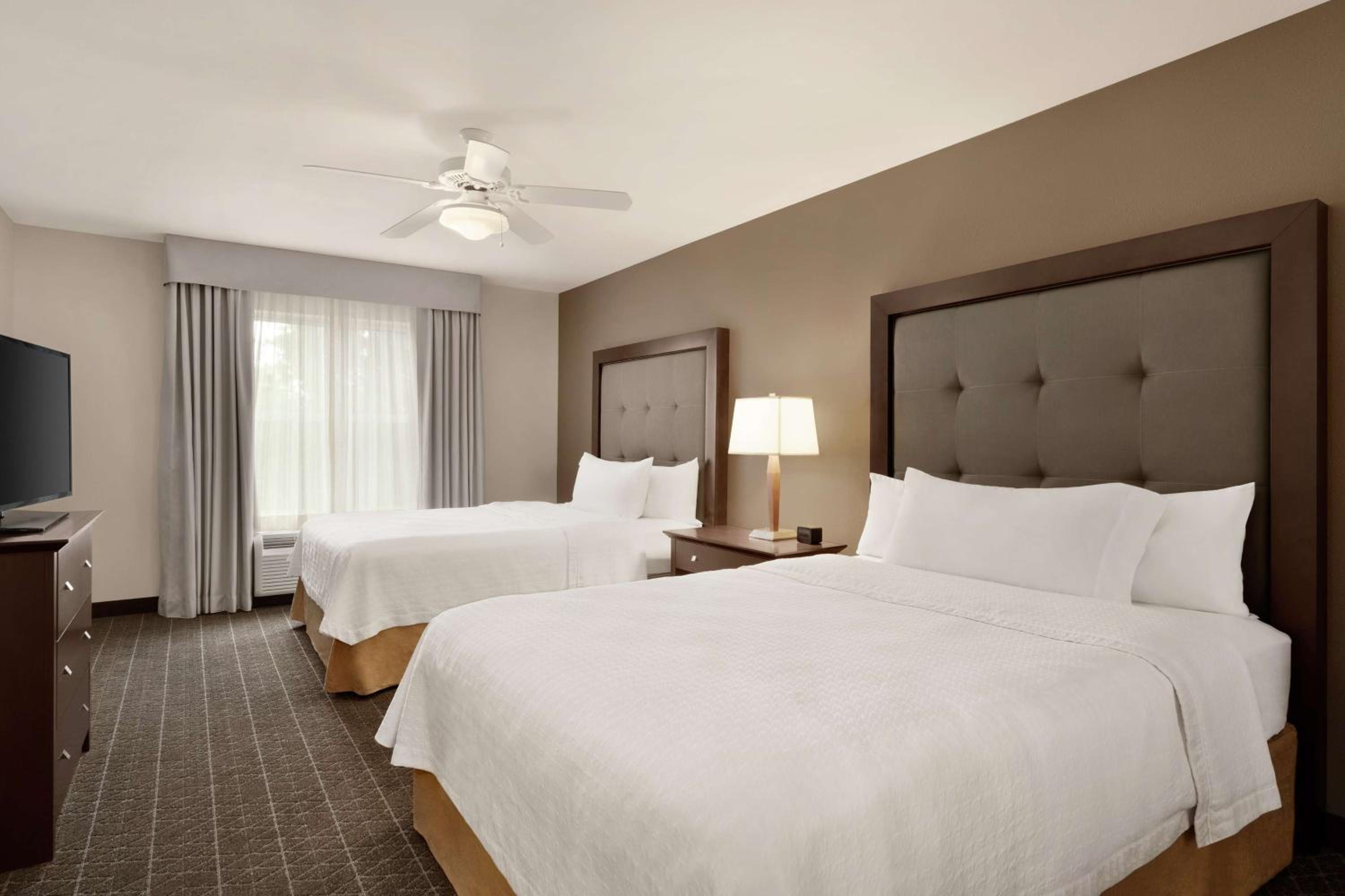 Two Bedroom Suite with One King and Two Queen Beds - Non-Smoking photo 3