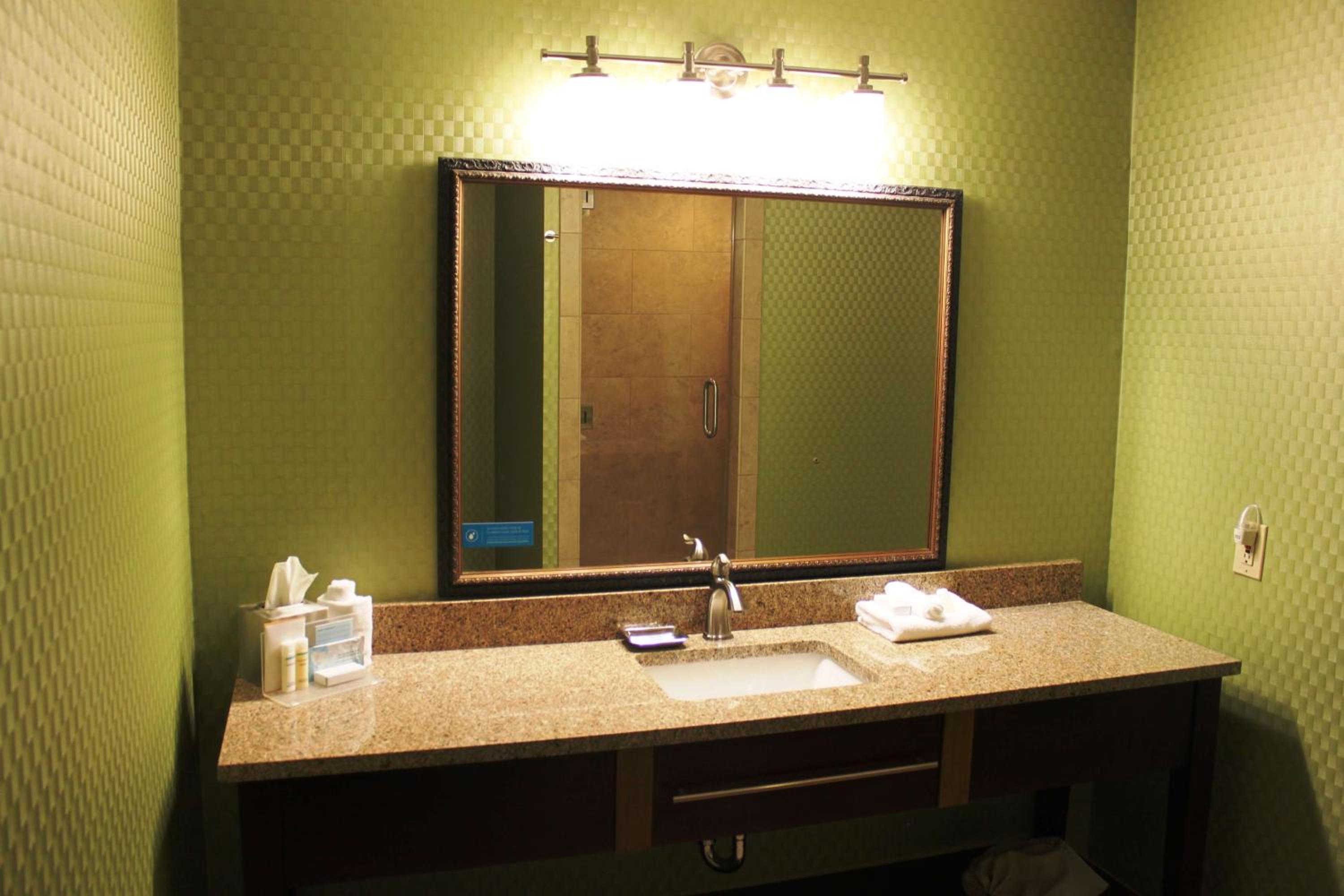 Deluxe King Room - Non-Smoking photo 2