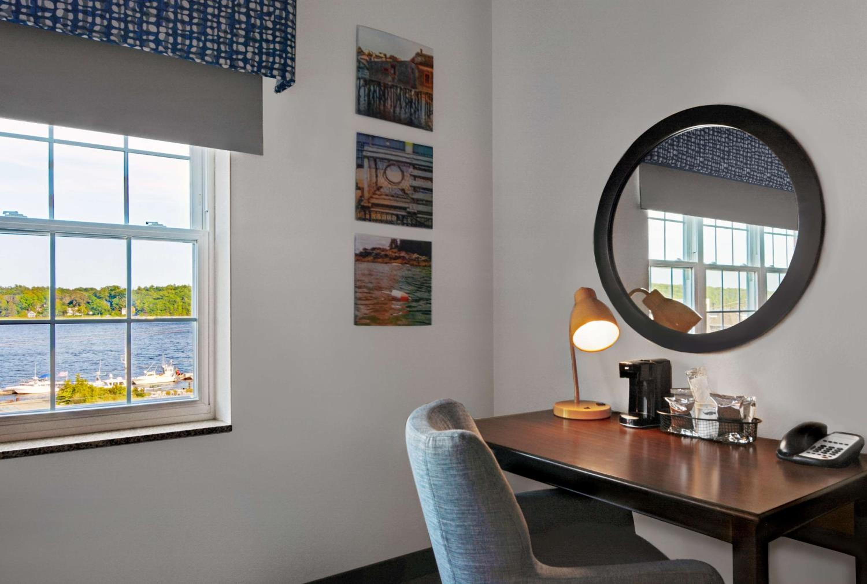 King Room with River View - Photo 3