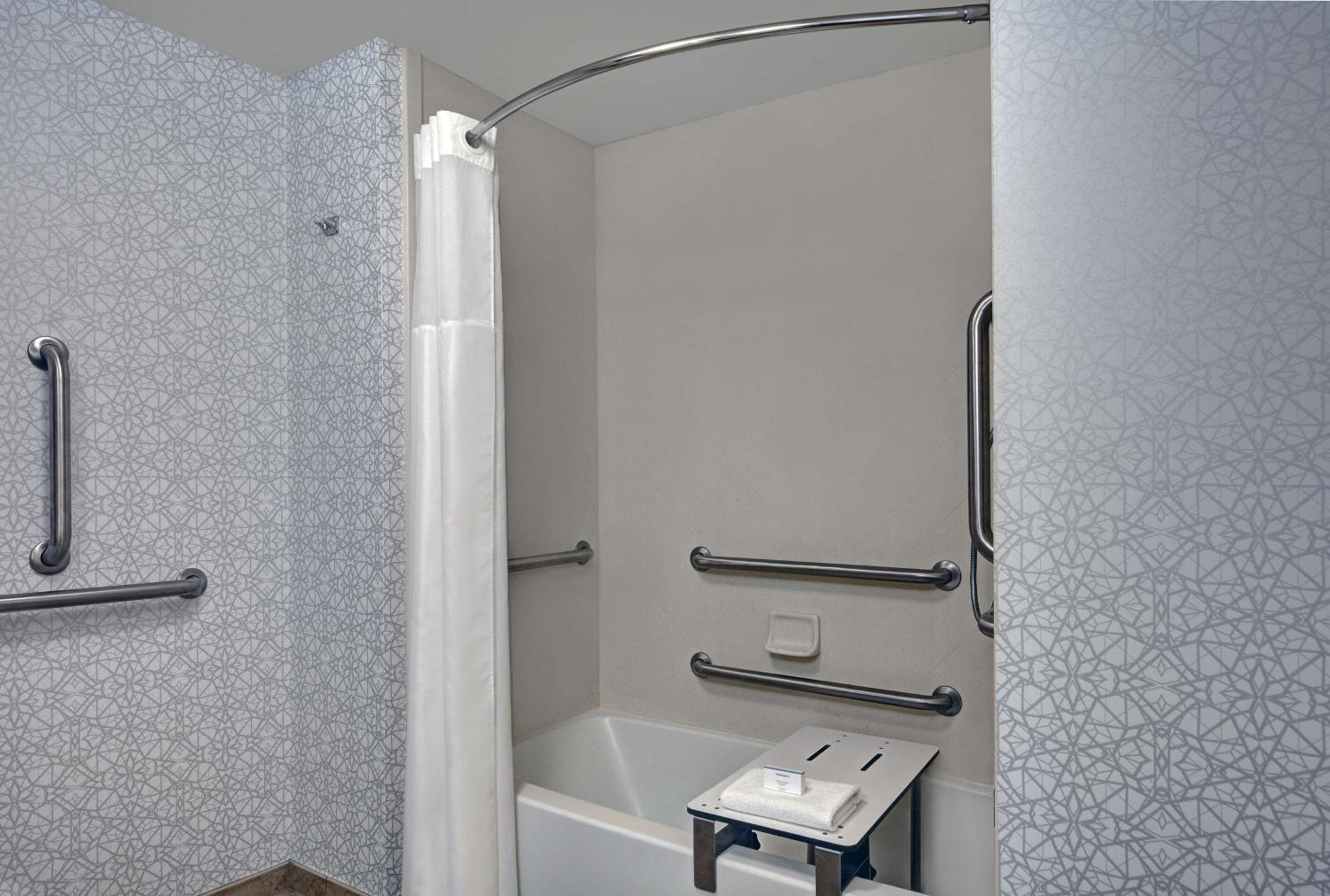Queen Room with Two Queen Beds - Disability Access/Non-Smoking - Photo 2
