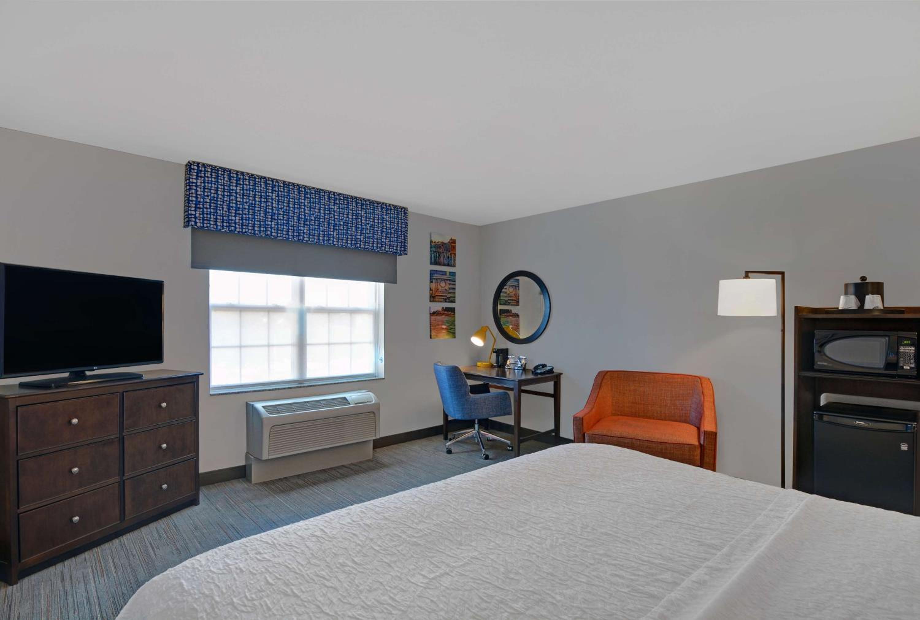 King Room - Non-Smoking - Photo 6