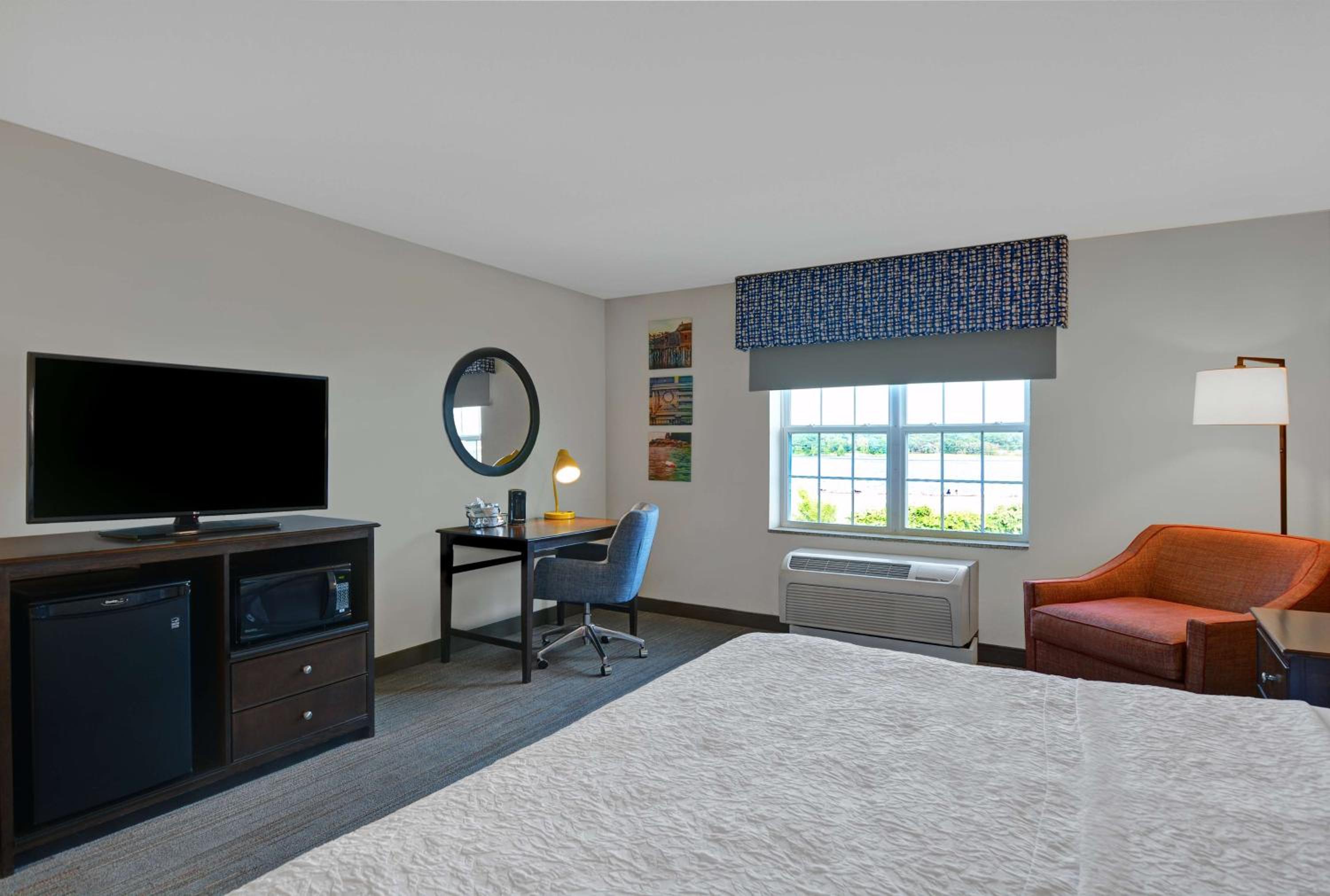 Queen Room with River View - Photo 5