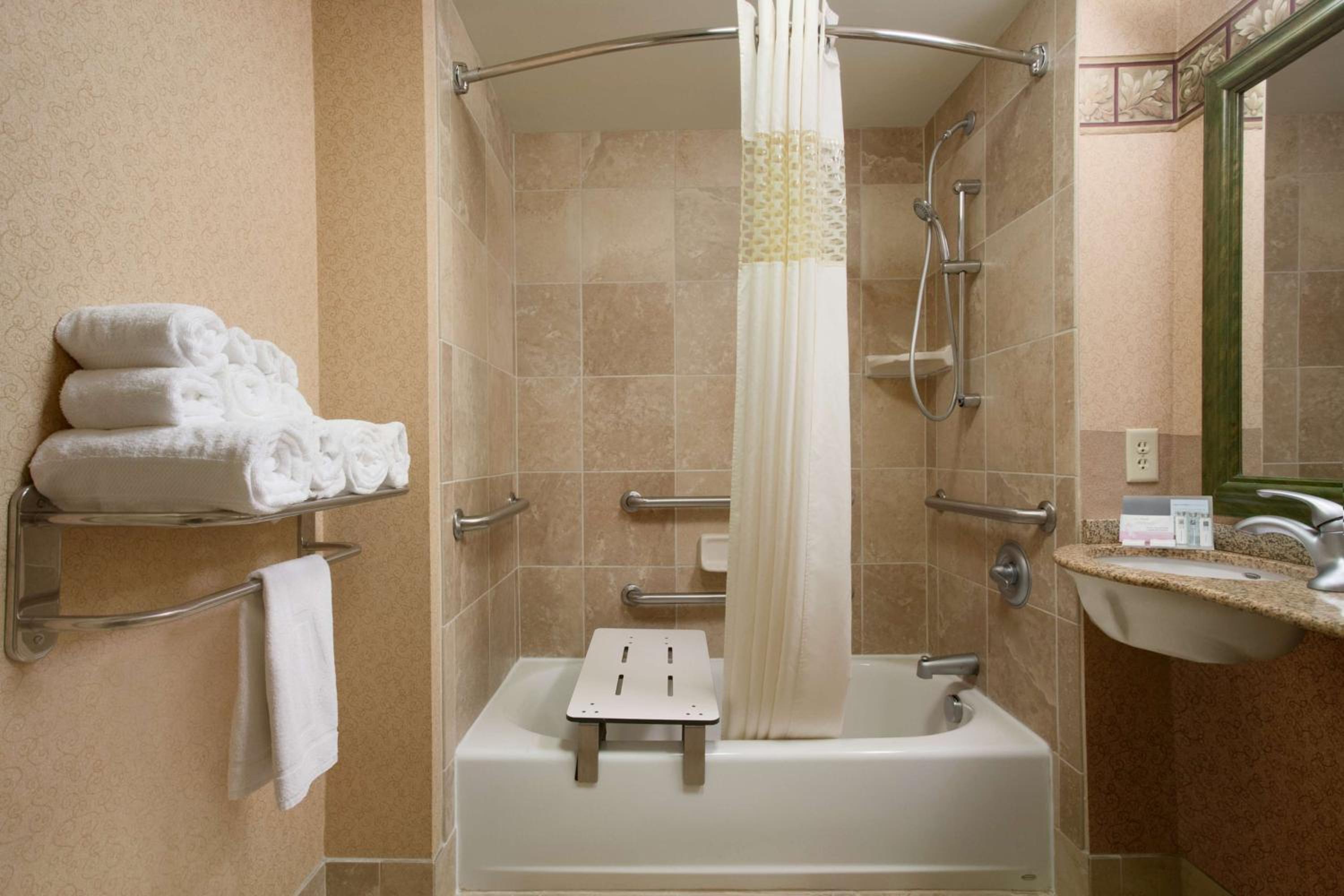 Queen Room with Two Queen Beds - Hearing Access/Non-Smoking photo 2