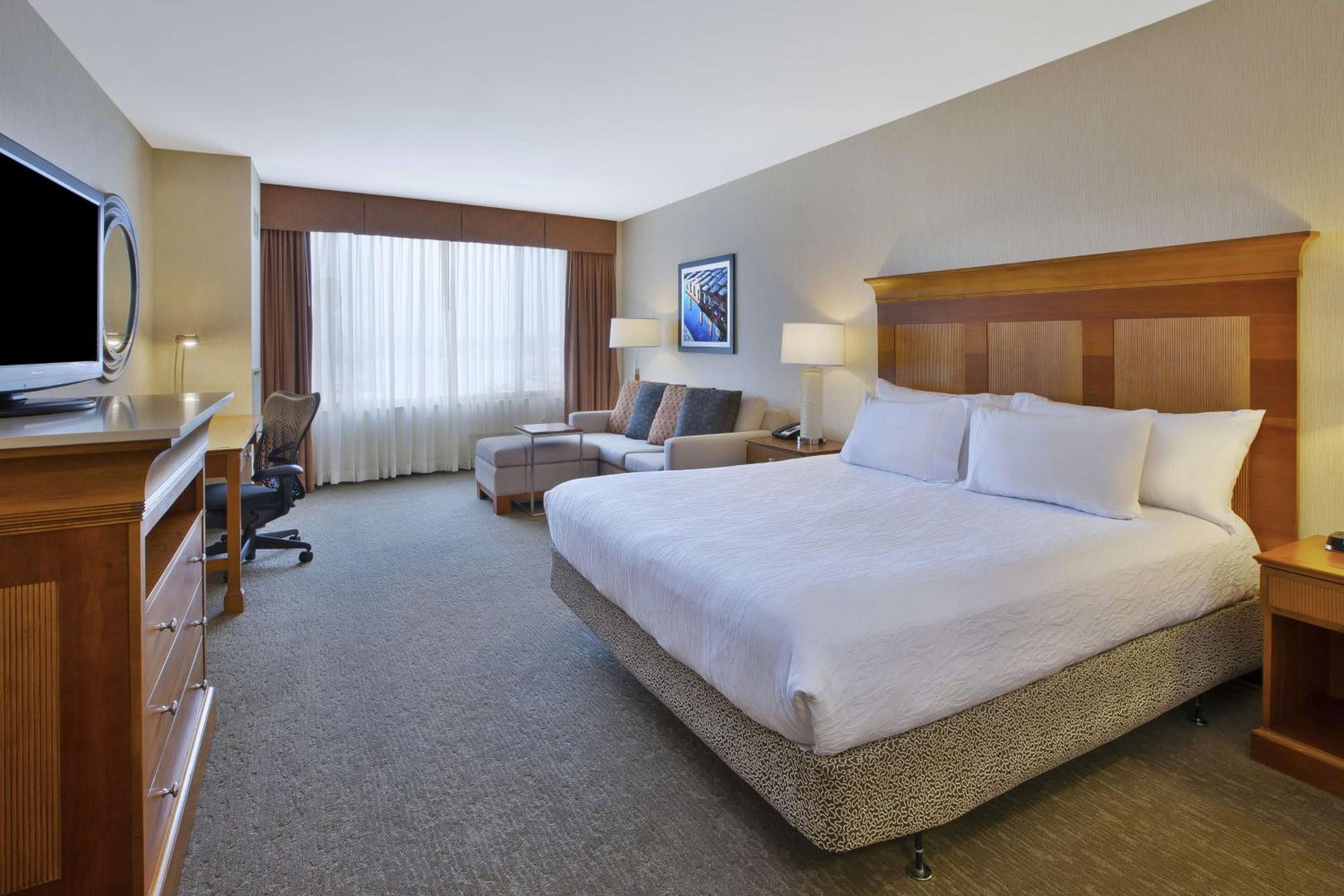 Deluxe King Room with Sofa Bed - Photo 1