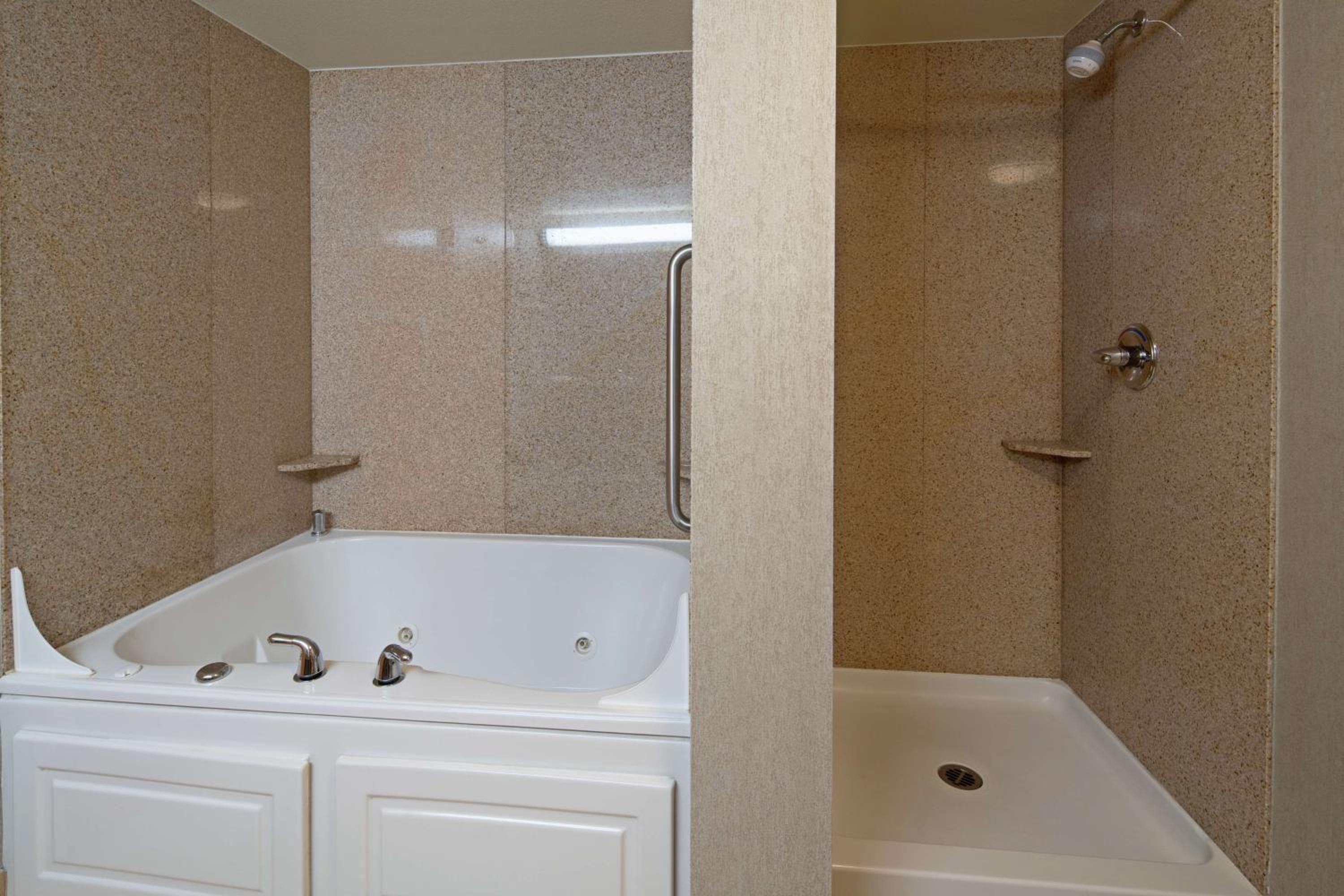 King Suite with Soaking Tub and Waterfront - Non-Smoking - Photo 2