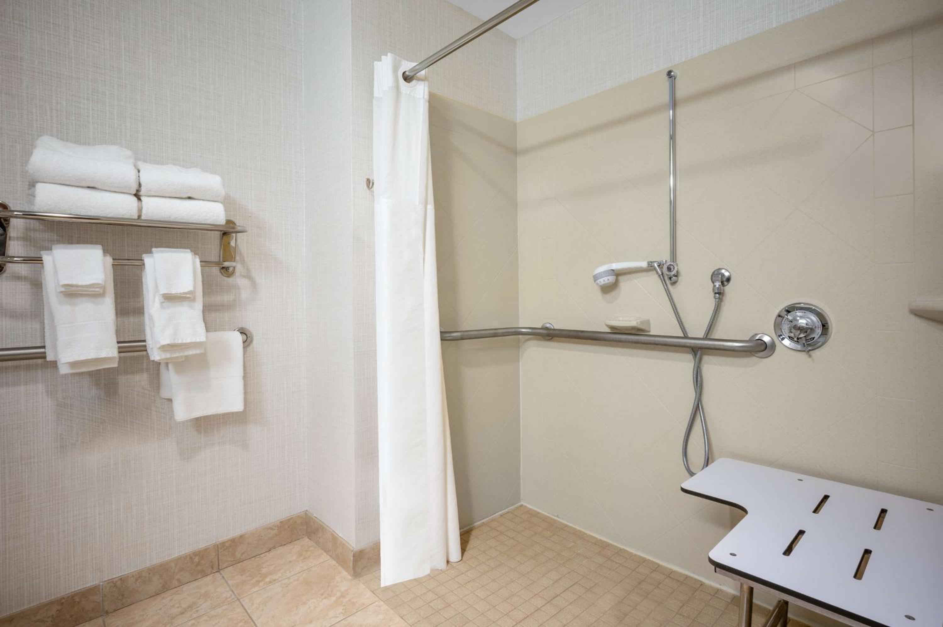 King Room with Accessible Tub - Mobility and Hearing Access/Non-Smoking - Photo 3