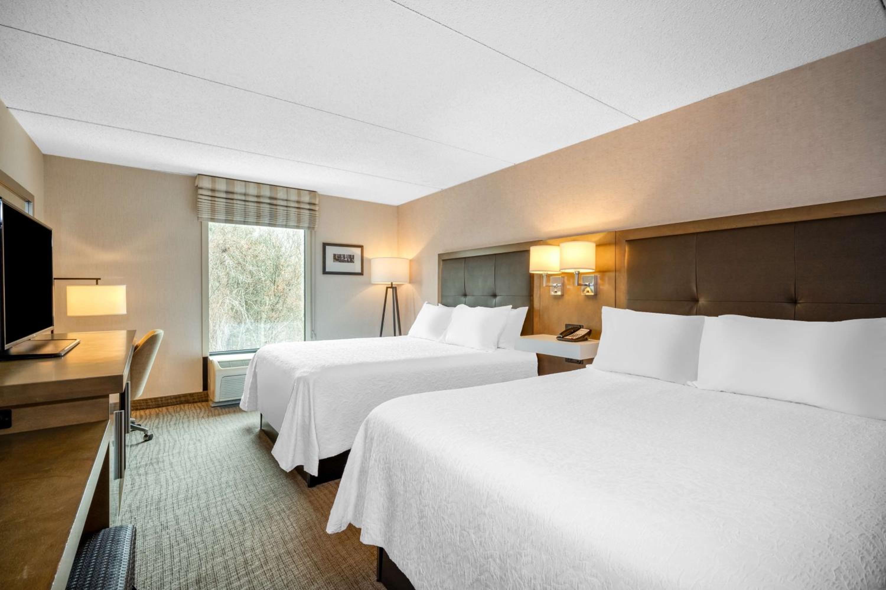 Room with Two Queen Beds - Non-Smoking - Photo 3