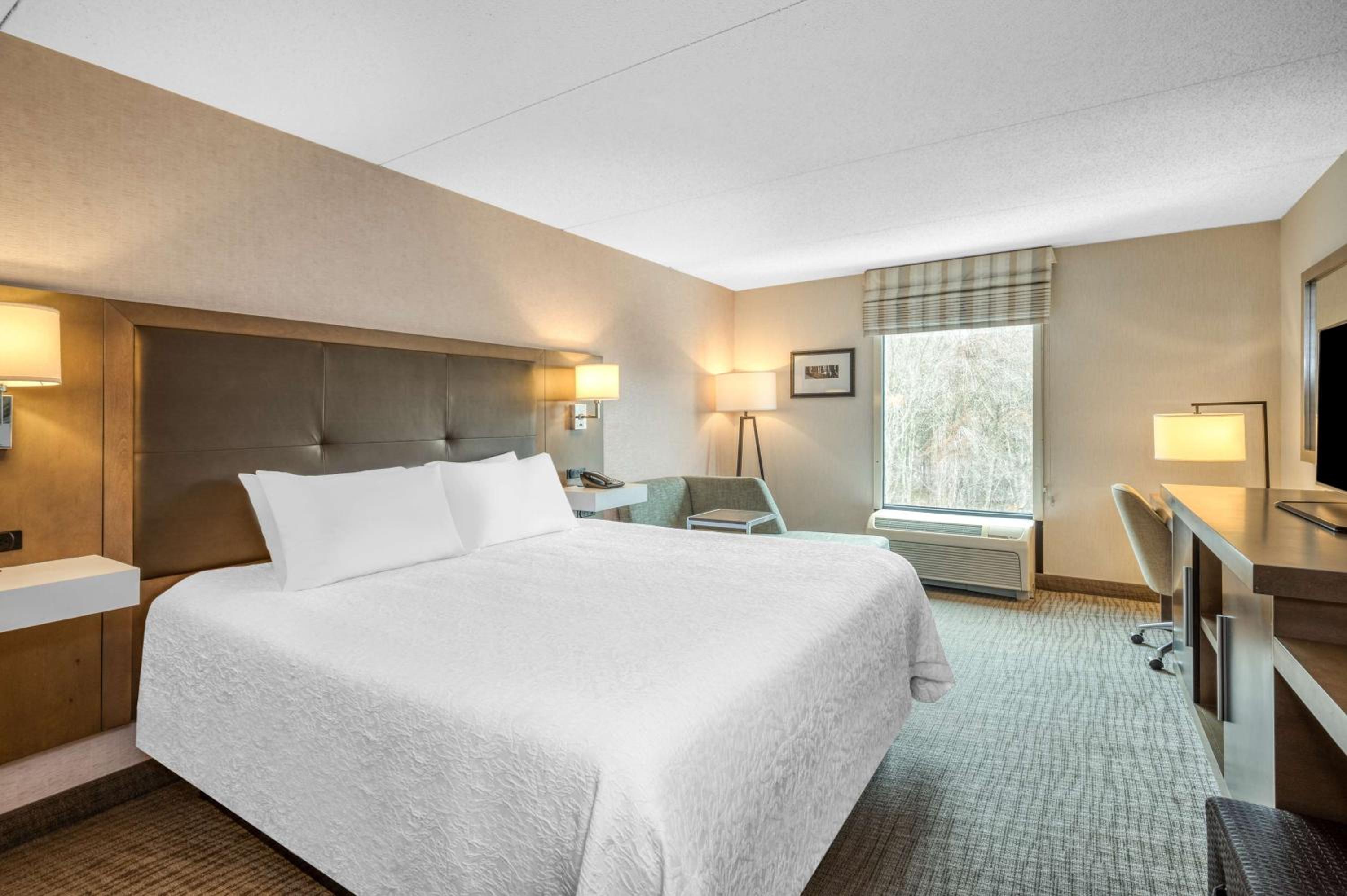 King Room with King Bed - Non-Smoking - Photo 3
