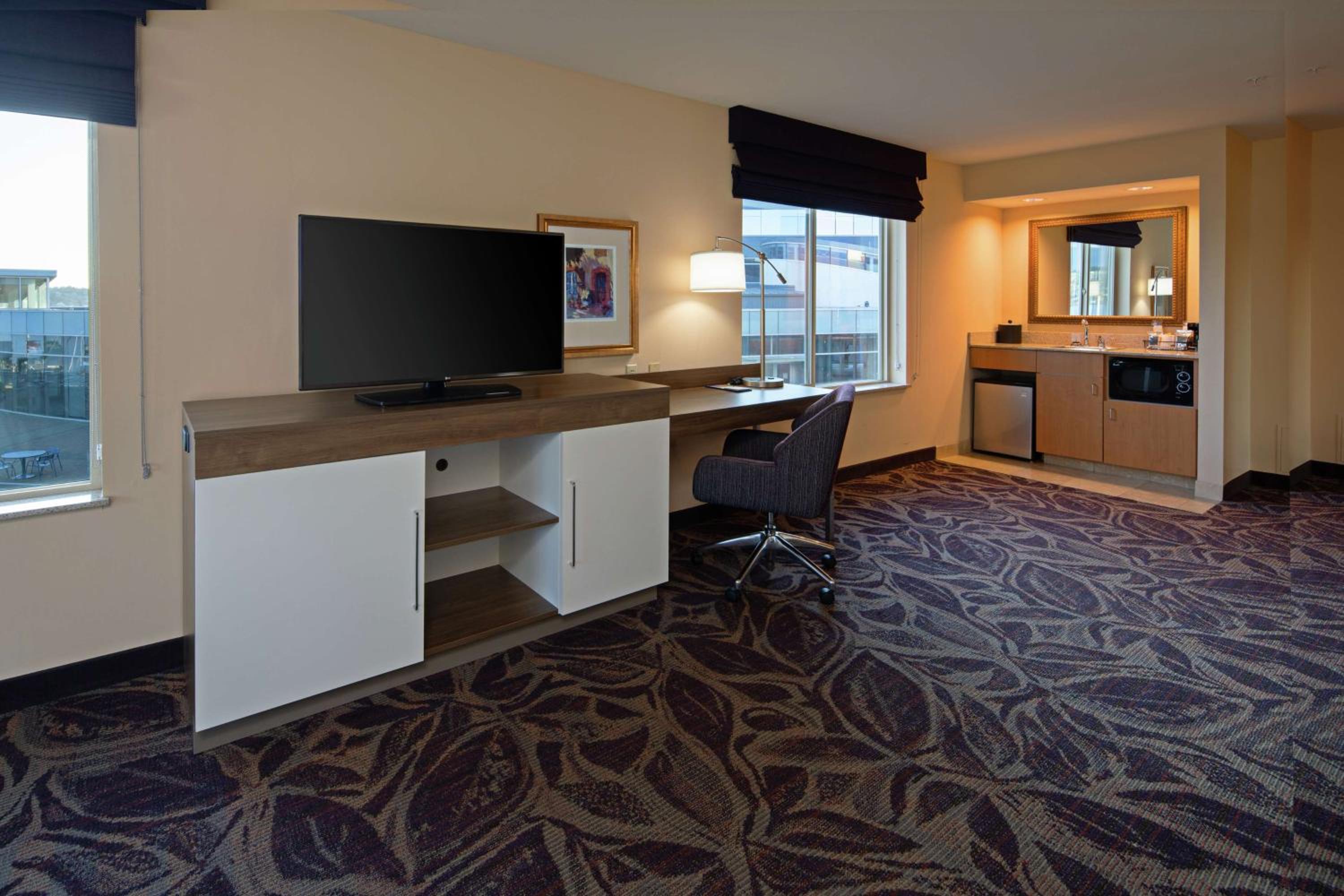 King Suite with Soaking Tub and Waterfront - Non-Smoking - Photo 3