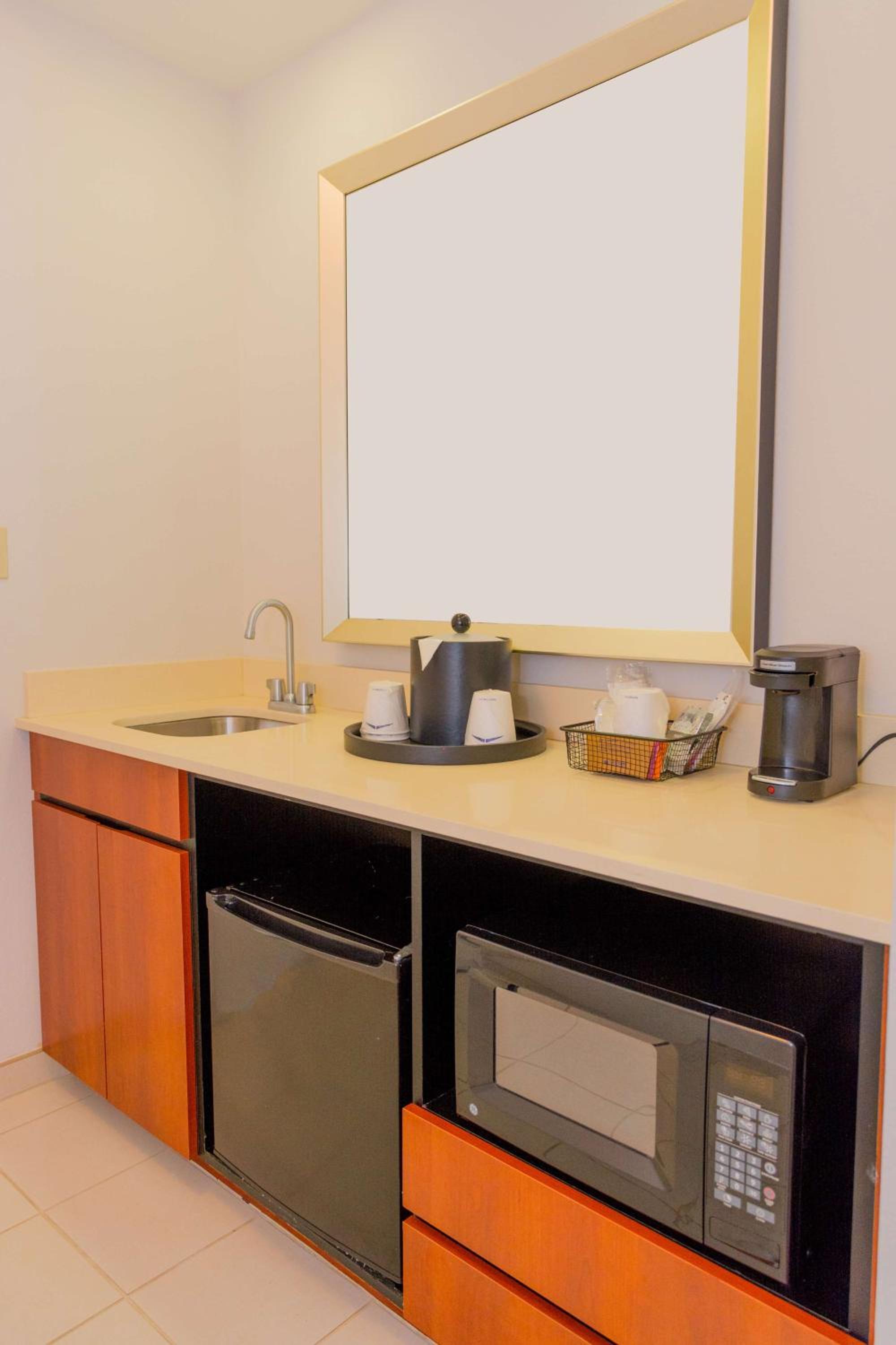 King Suite - Non-Smoking - Photo 1