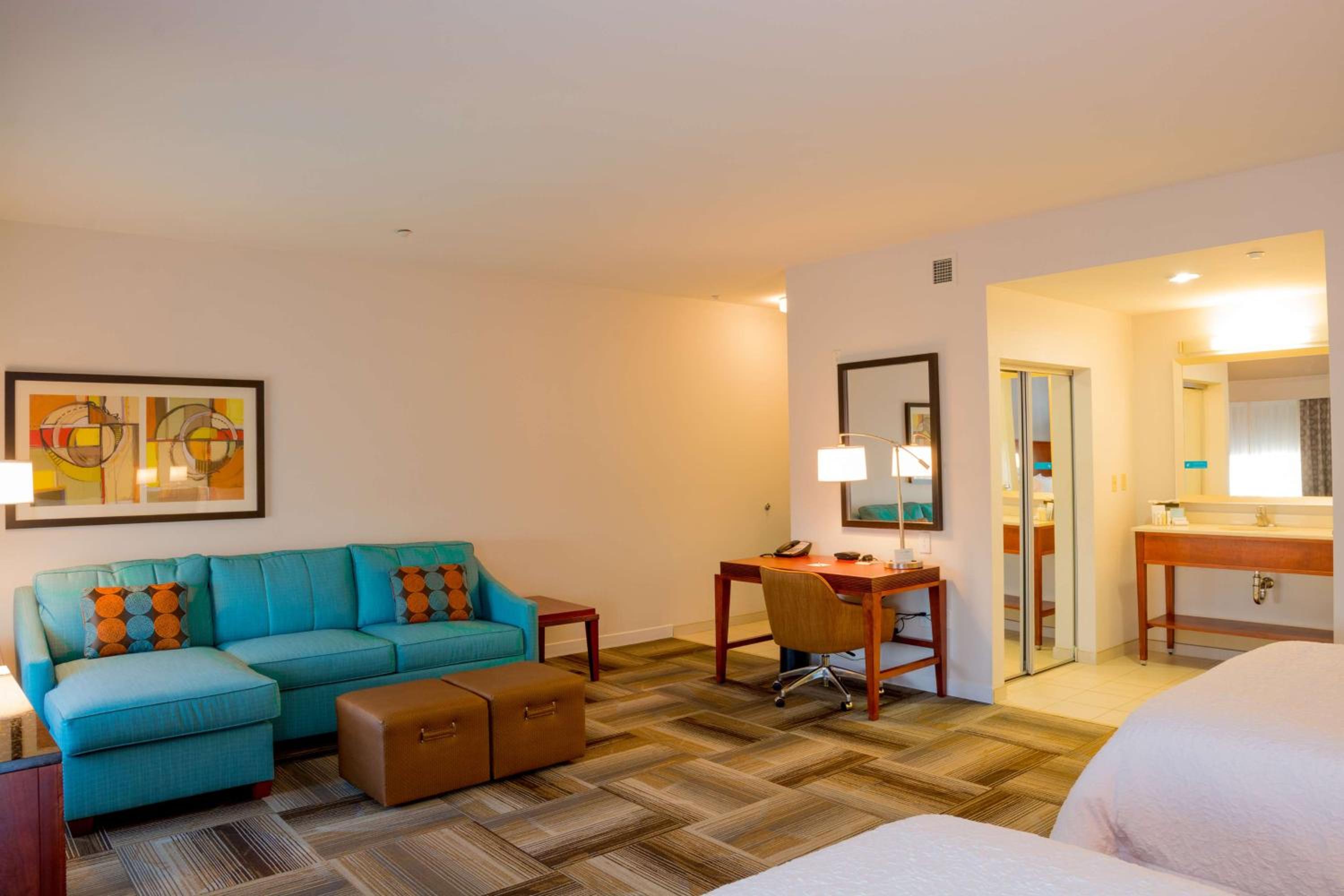 Queen Suite with Two Queen Beds - Non-Smoking - Photo 3