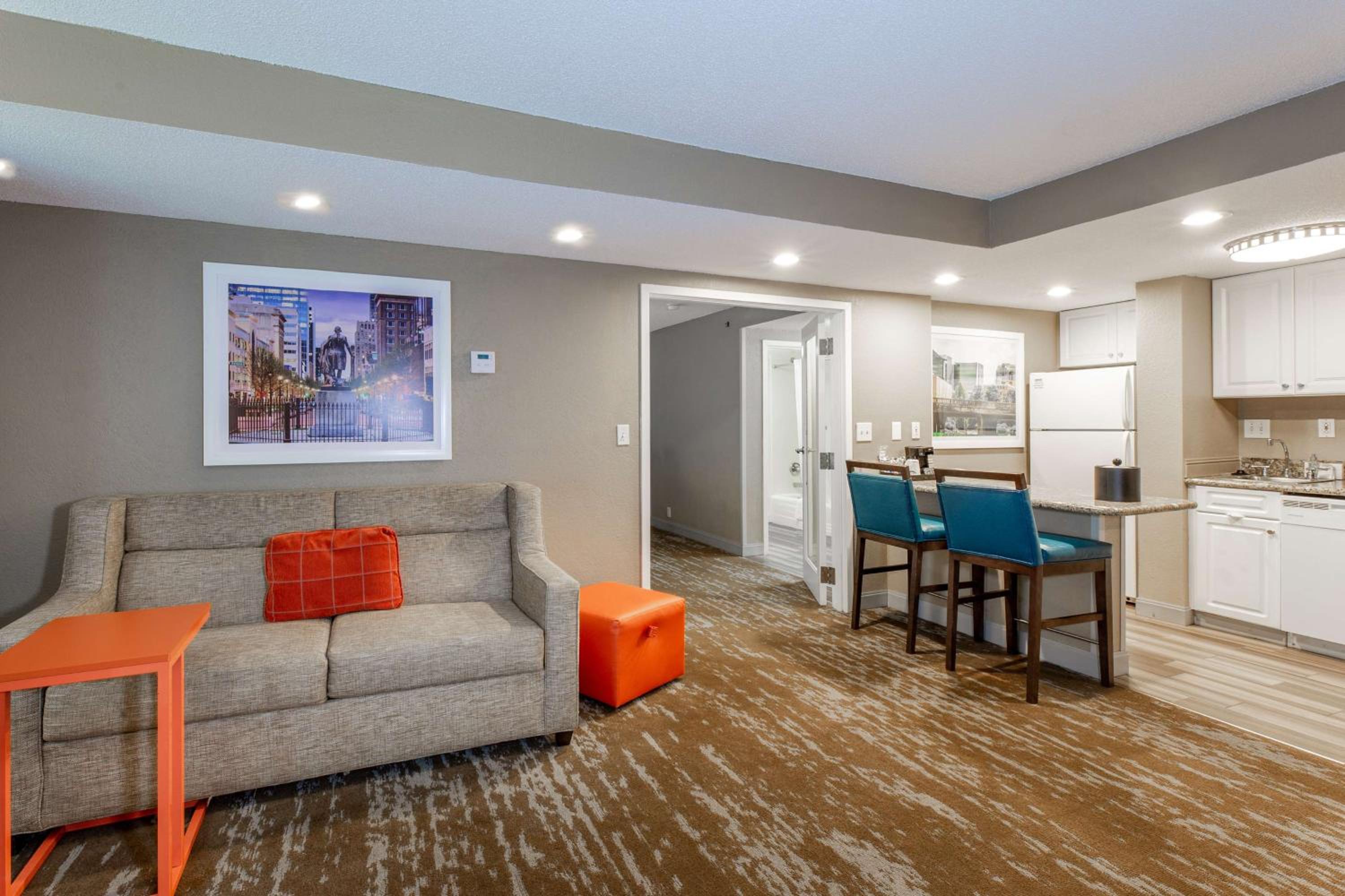 One-Bedroom Suite with Two Queen Beds and Kitchen - Non-Smoking - Photo 4