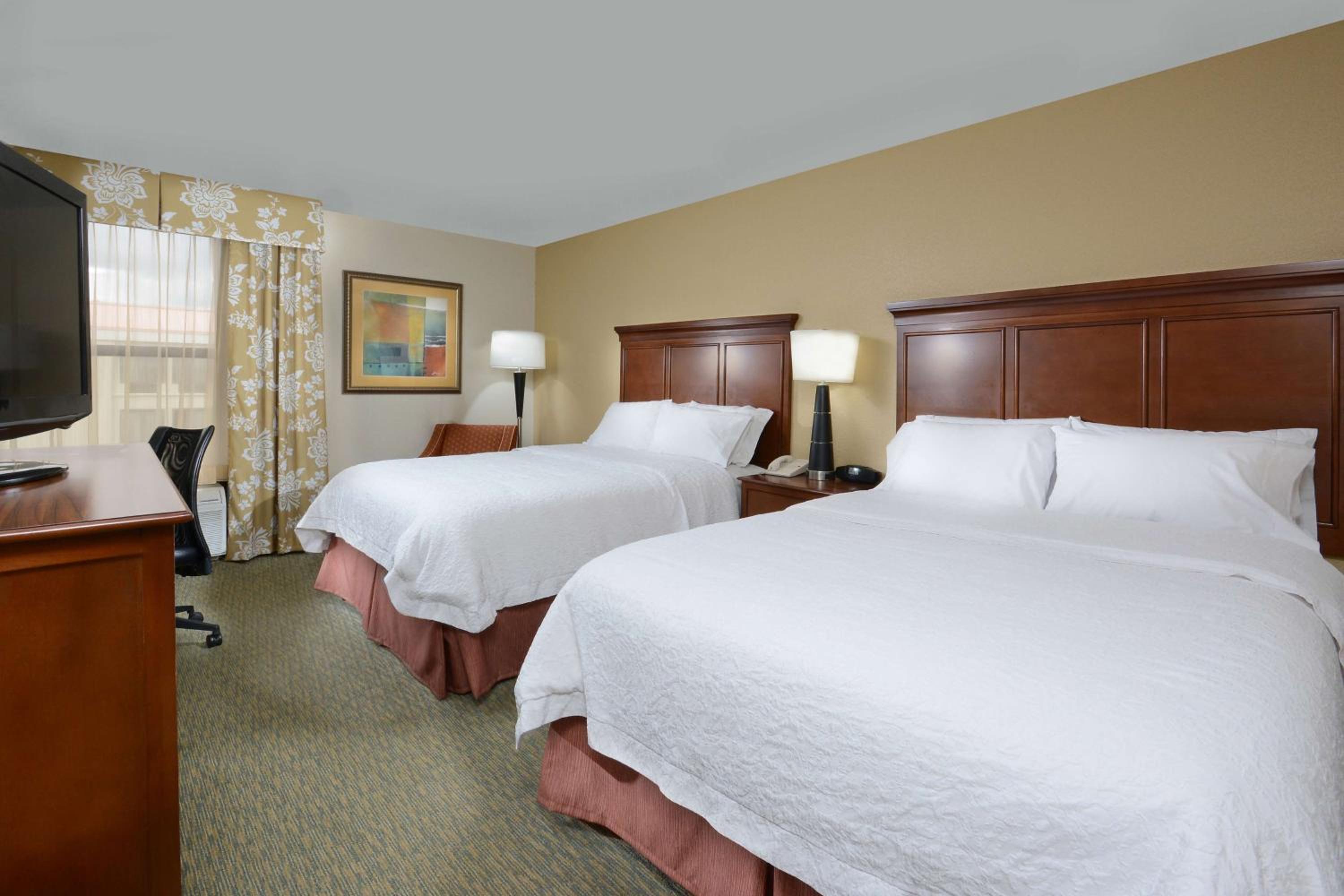 Queen Room with Two Queen Beds - Non-Smoking - Photo 5