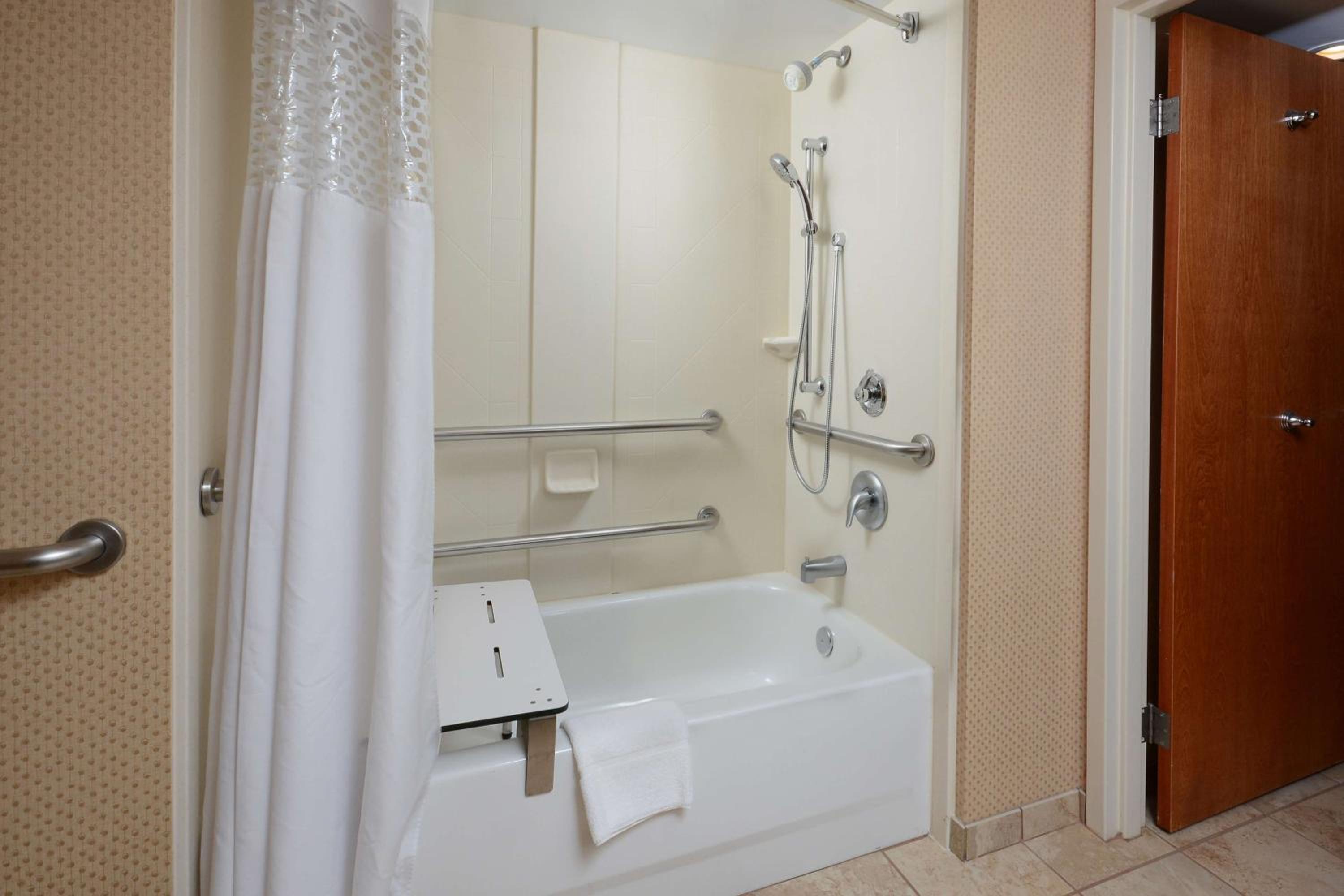 King Room with Bath Tub - Mobility/Hearing Accessible - Non-Smoking - Photo 3