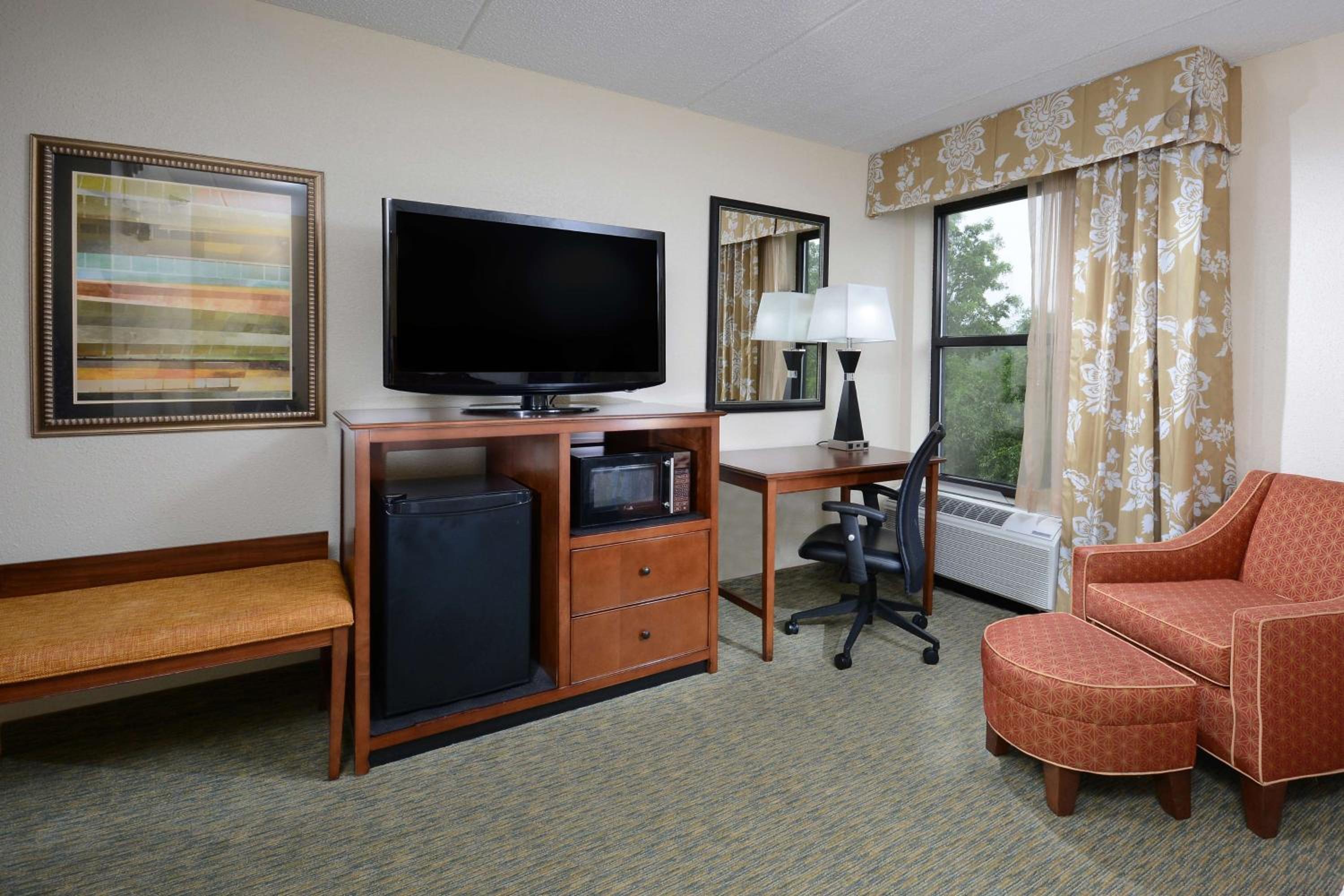 Queen Room with Two Queen Beds - Non-Smoking - Photo 3