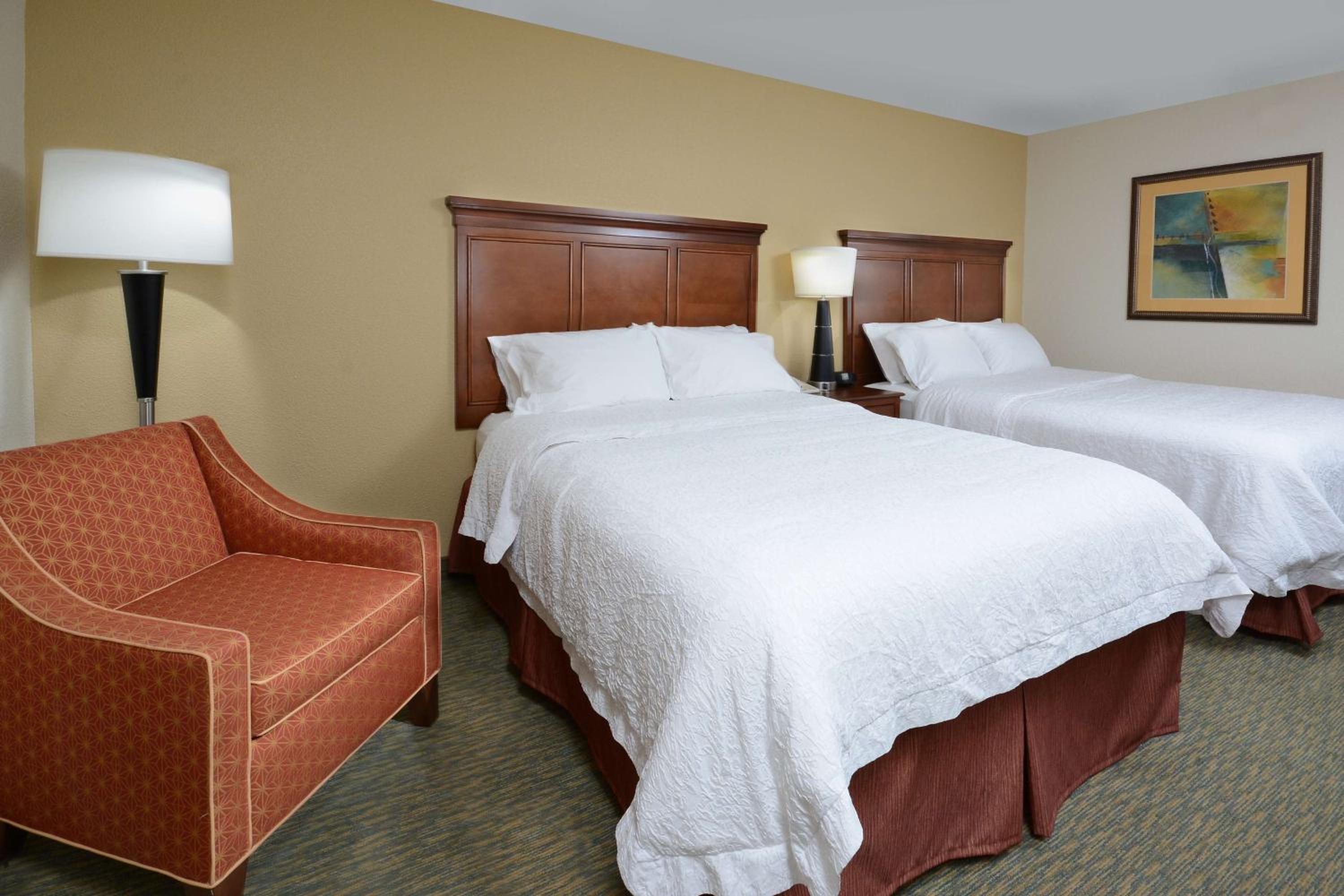 Queen Room with Two Queen Beds - Non-Smoking - Photo 2