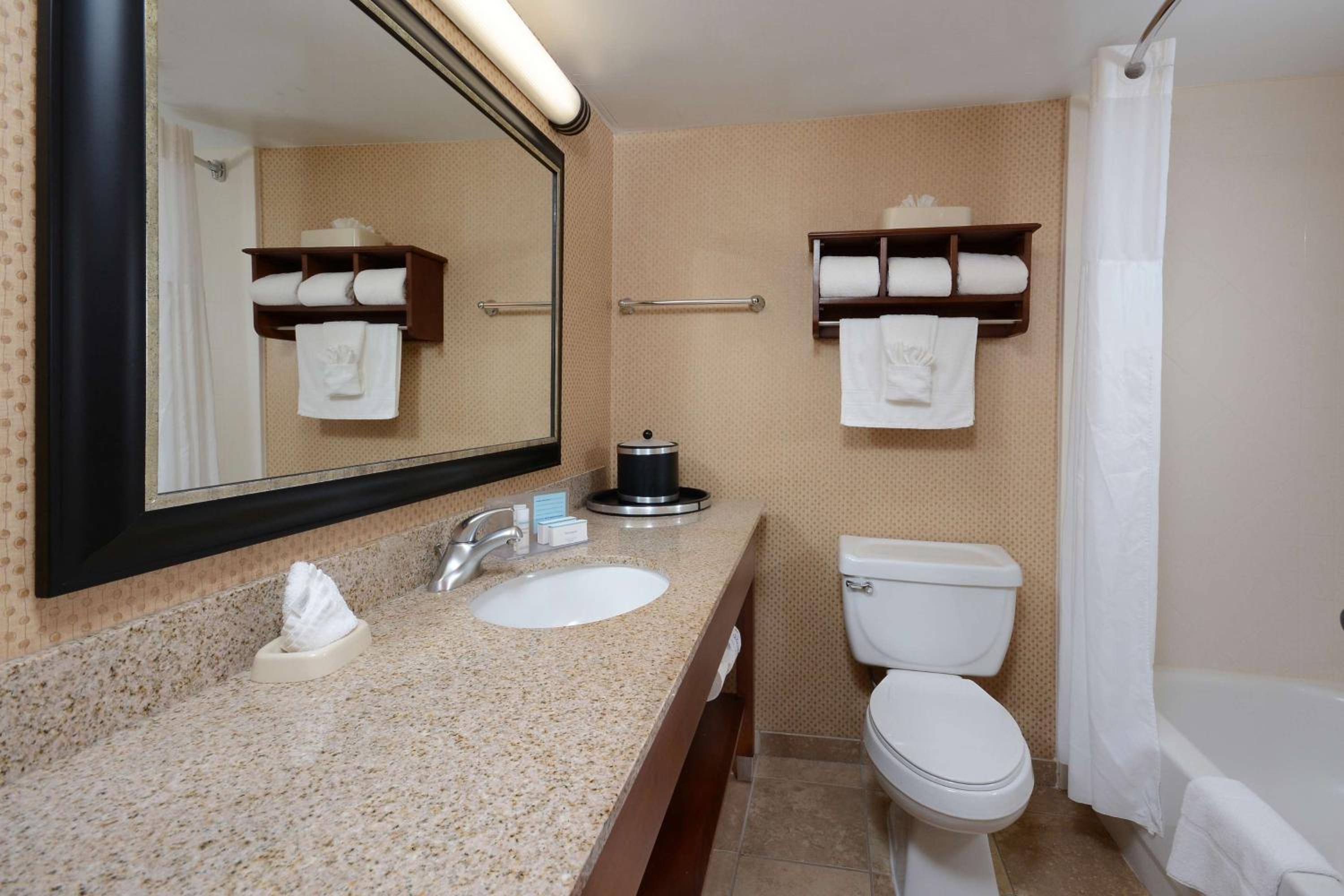 Queen Room with Two Queen Beds - Non-Smoking - Photo 4
