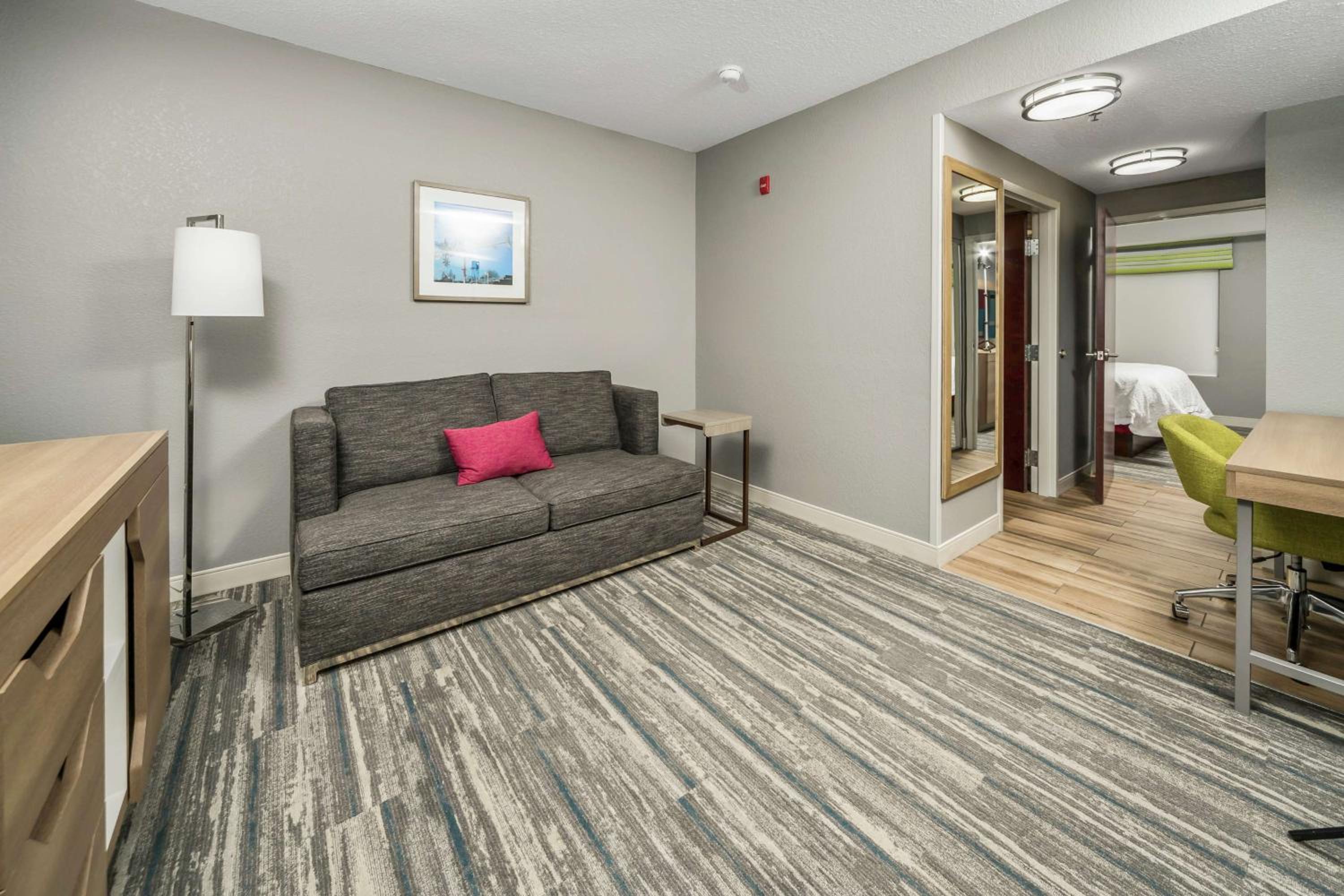 One-Bedroom King Suite with Sofa Bed - Non-Smoking - Photo 2