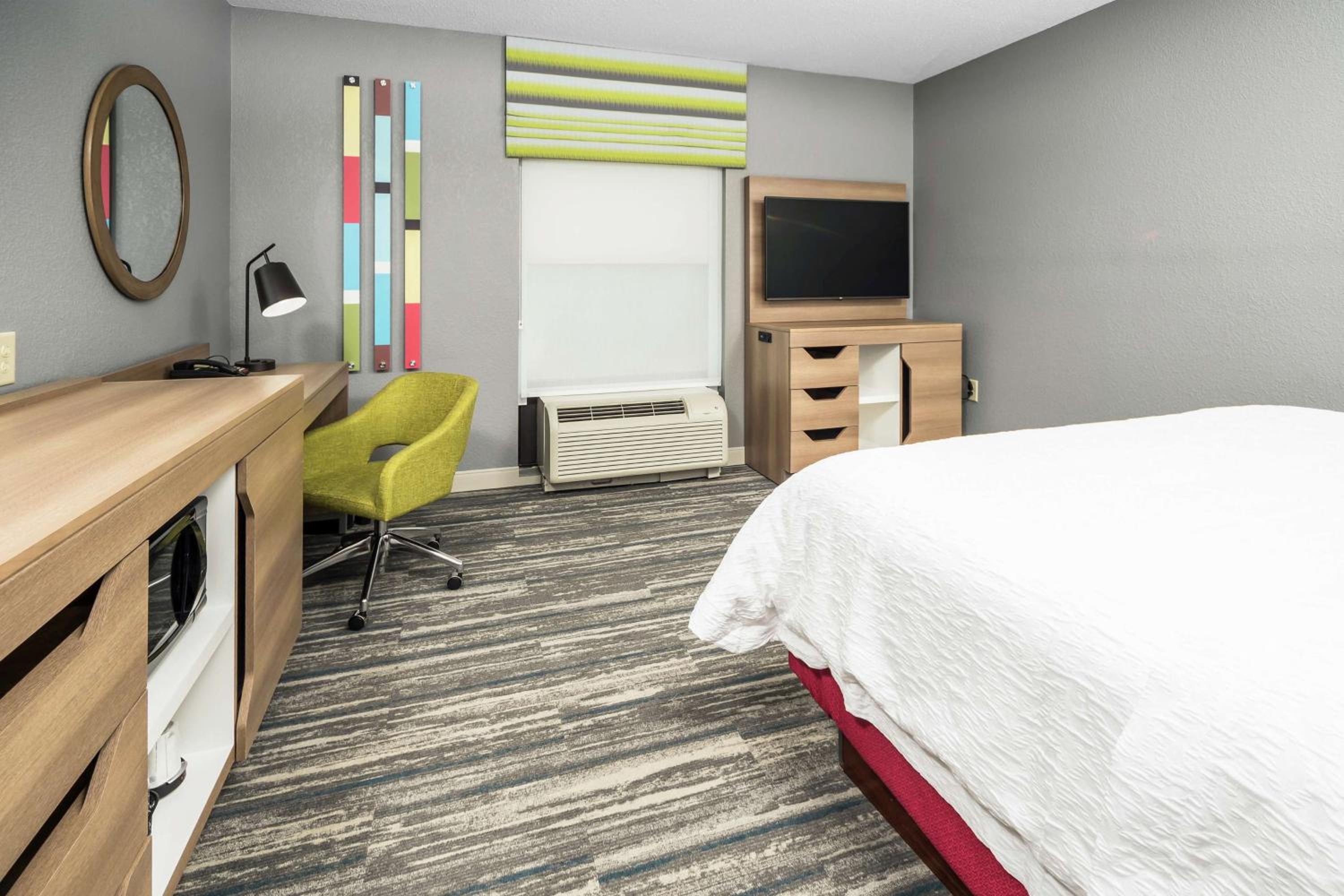 King Room with King Bed - Non-Smoking - Photo 1